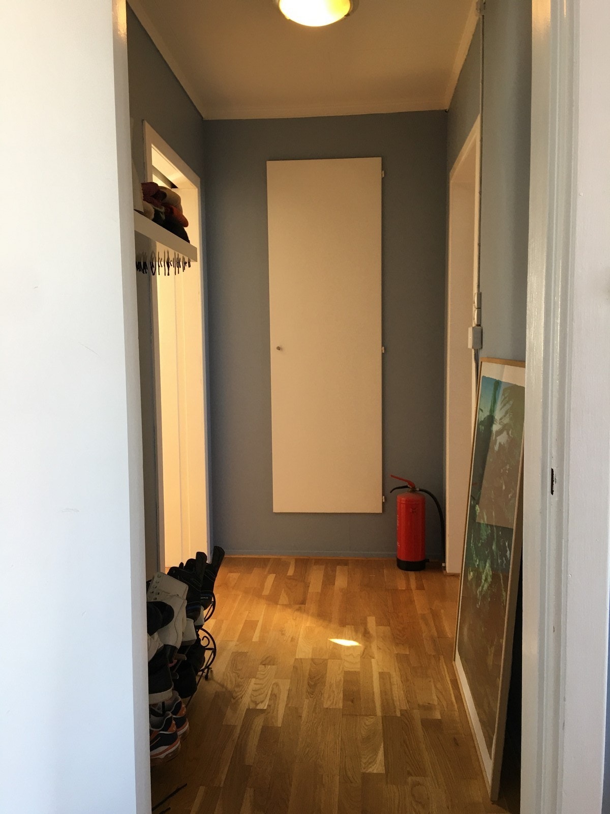 Hall med plass til yttertøy og sko Galleribilde