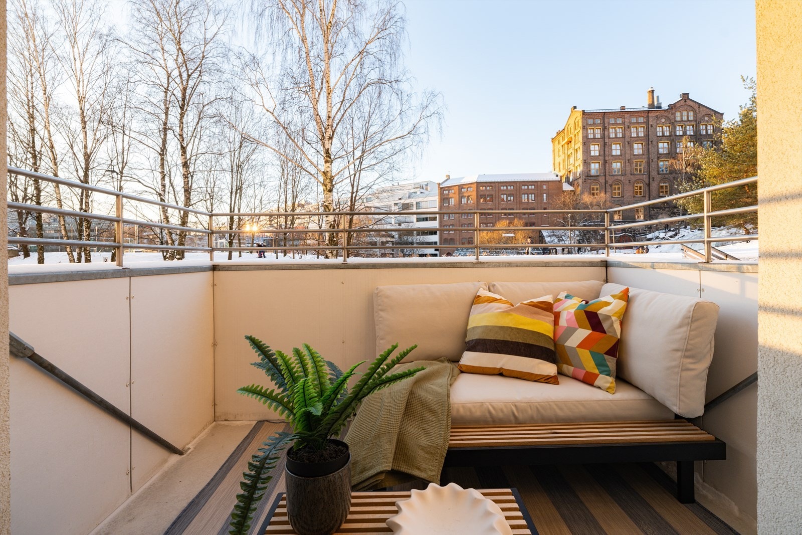 Fra stuen er det utgang til en romslig balkong med god plass til utemøbler. Galleribilde