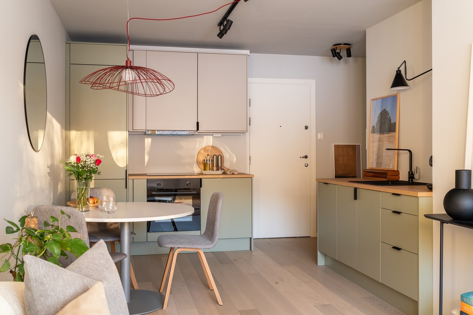 Kjøkkenet har godt med skap- og benkeplass for praktisk matlaging. Galleribilde