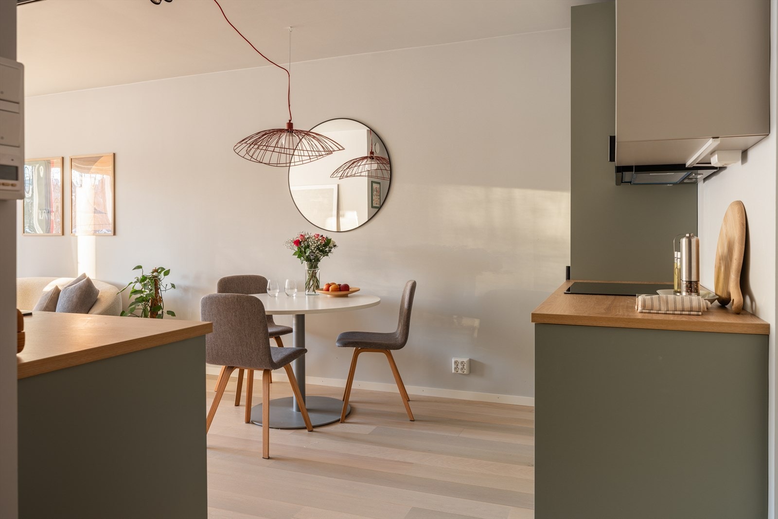 Leiligheten har en åpen og sosial løsning mellom stue og kjøkken. Galleribilde