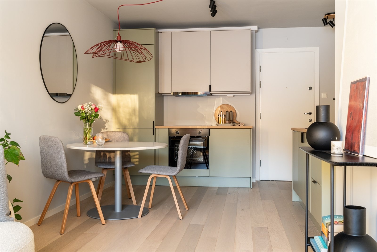 Den naturlige spiseplassen binder sammen kjøkken- og stuedelen. Galleribilde