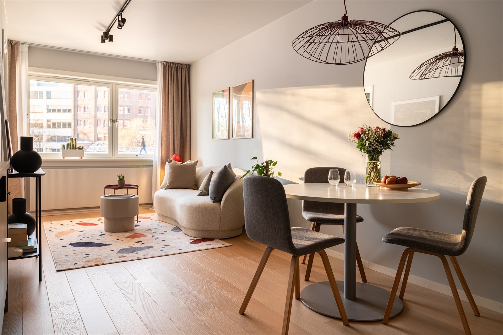 Det sosiale allrommet er gjennomgående med lys eikeparkett på gulvet. Galleribilde