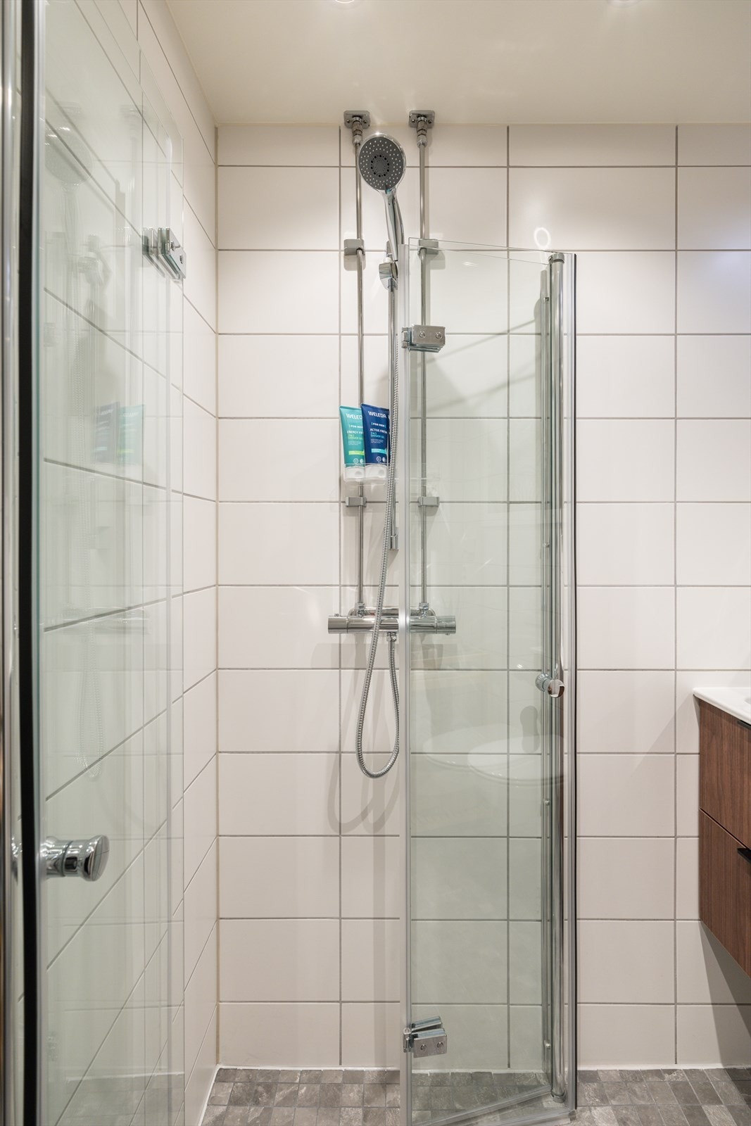 Det er opplegg for vaskemaskin (smal variant) på badet. Det er også et felles vaskeri i 4. etasje i bygget. Galleribilde