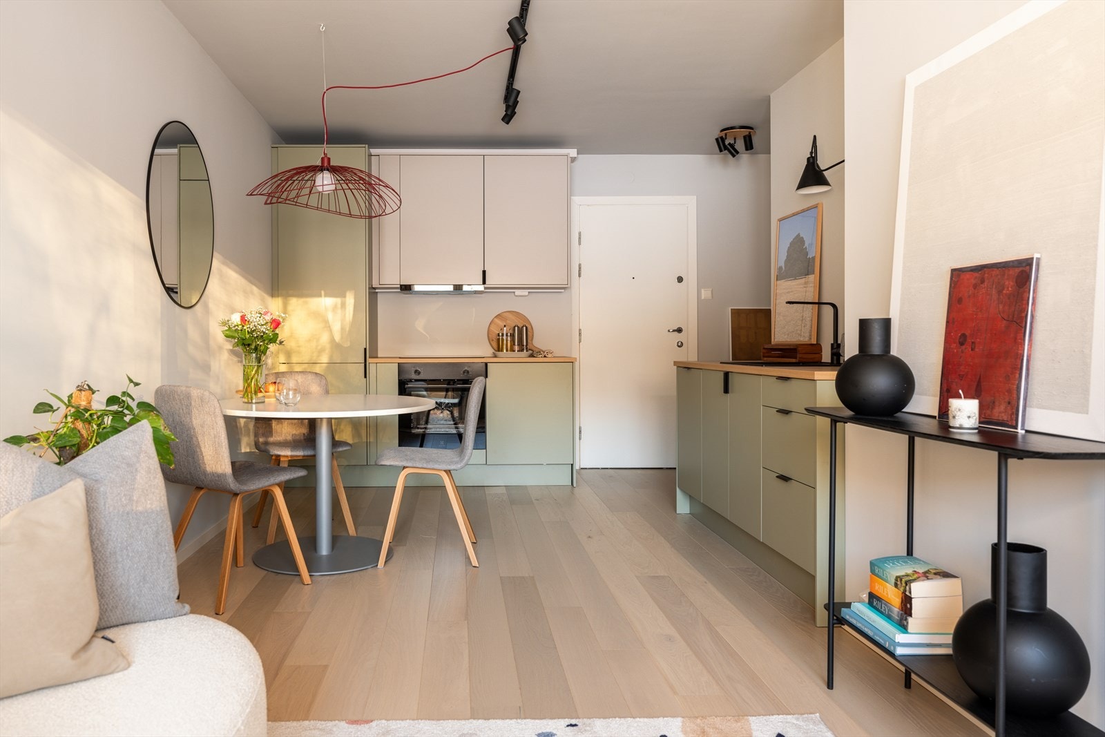 Naturlig lysinnslipp i leiligheten skaper en behagelig og innbydende atmosfære. Galleribilde