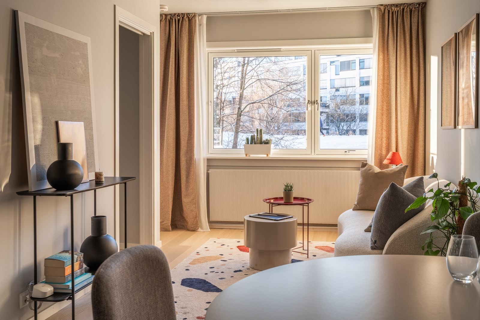 Store vindusflater i stuen slipper inn rikelig med naturlig lys. Galleribilde