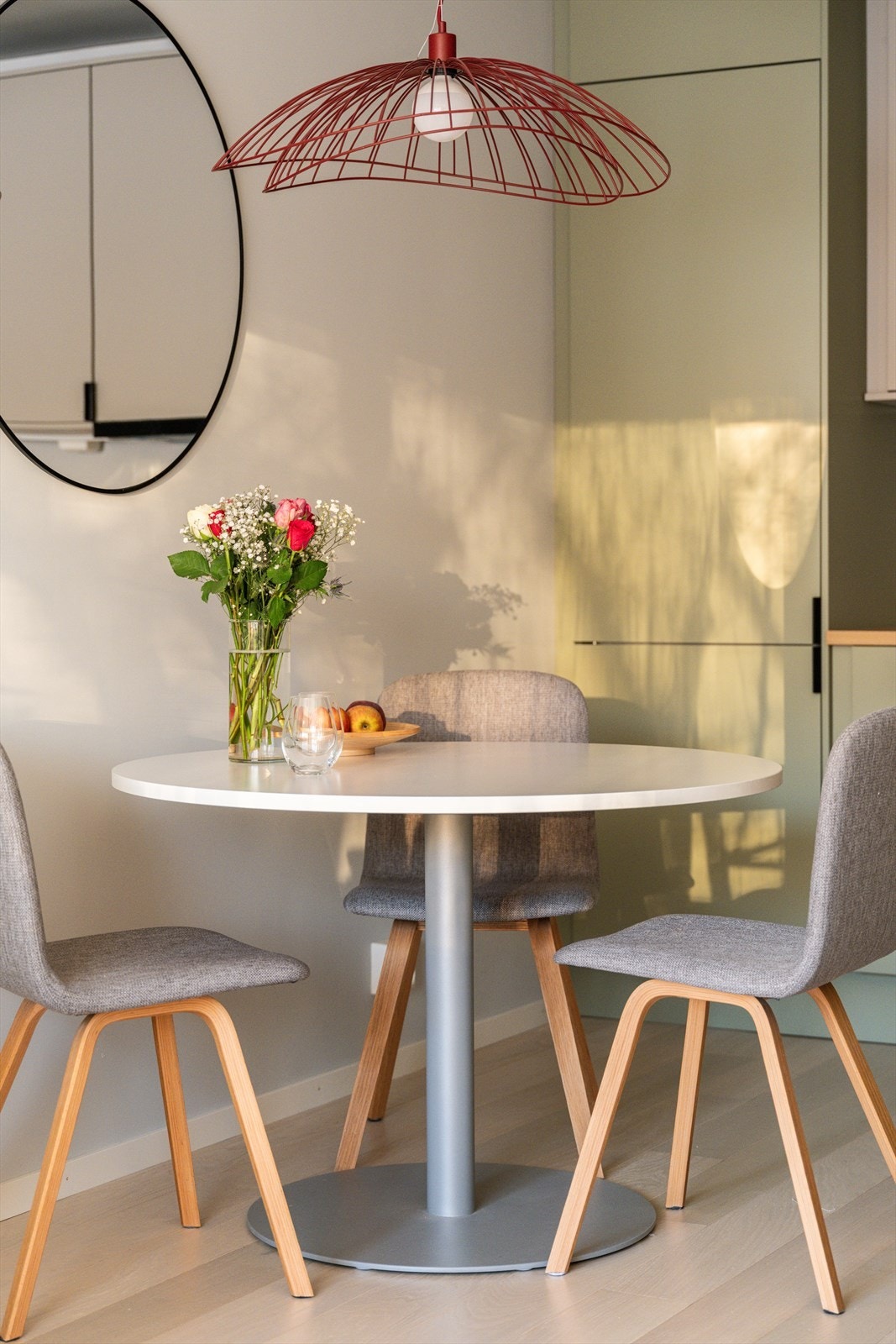 Stuedelen har god plass til både sittegruppe og spisebord. Galleribilde