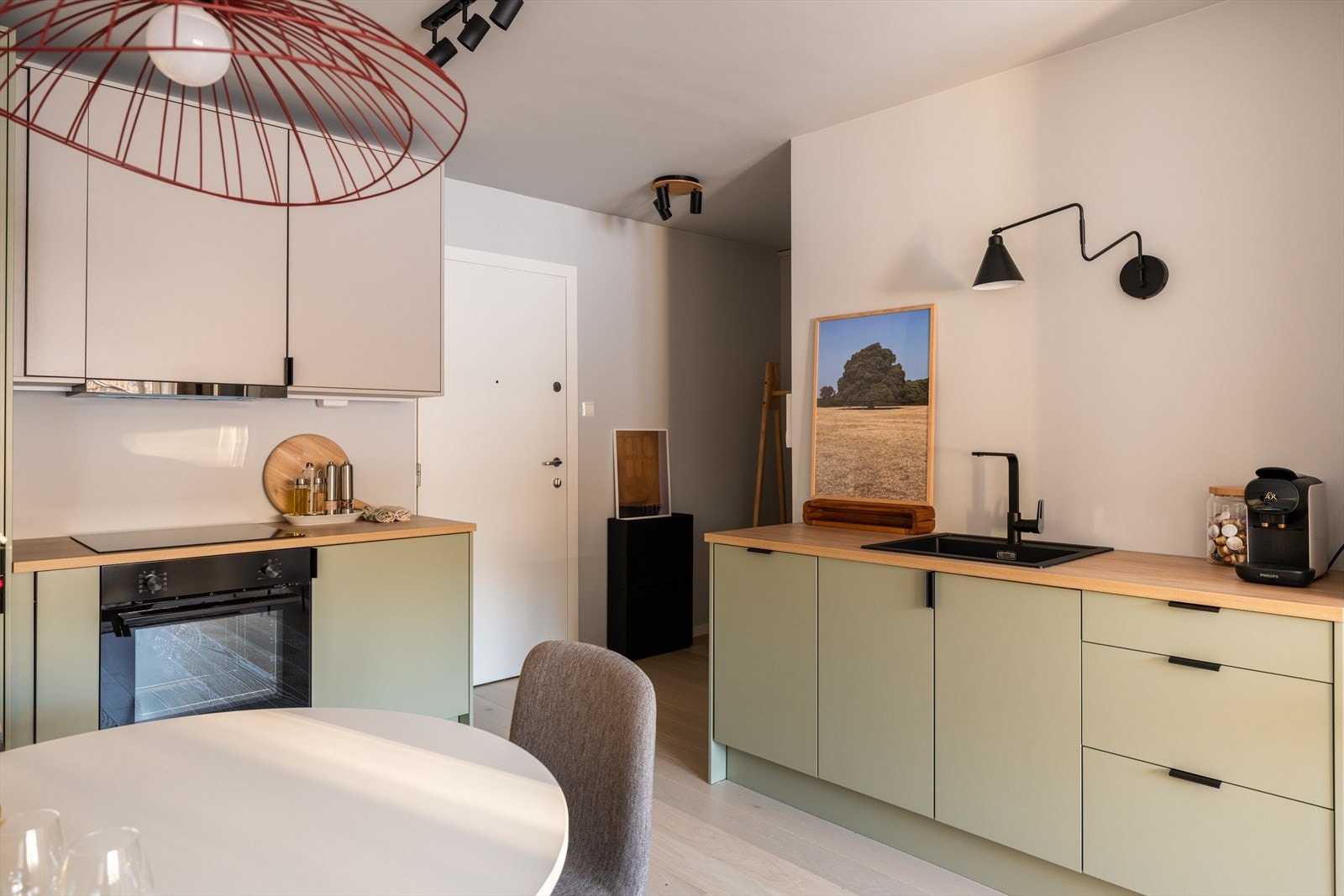 Kjøkkenet er utstyrt med integrert stekeovn og koketopp, i tillegg til en stilren sort vask. Galleribilde