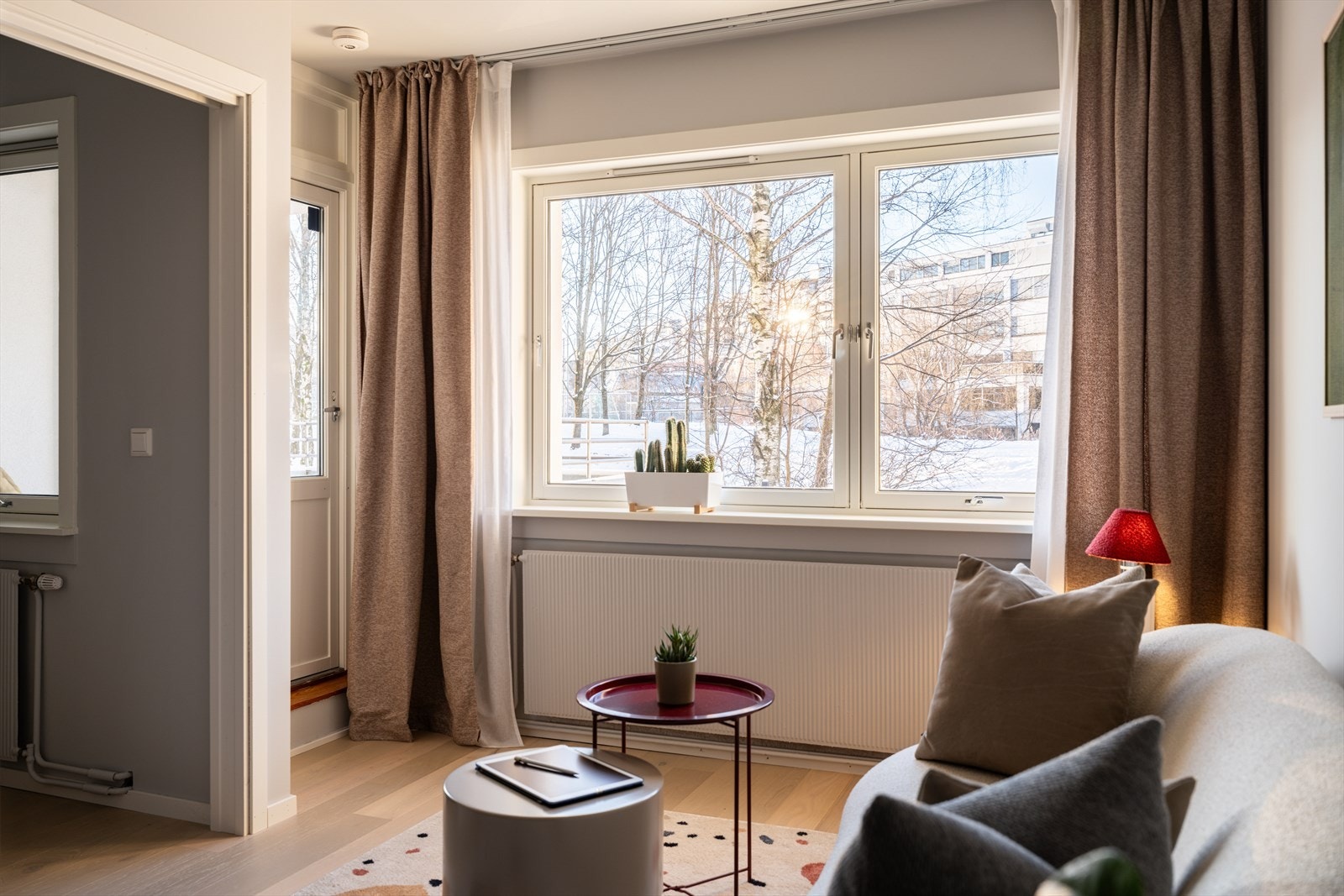 Direkte utgang til balkongen utvider oppholdsarealet på varme dager. Galleribilde