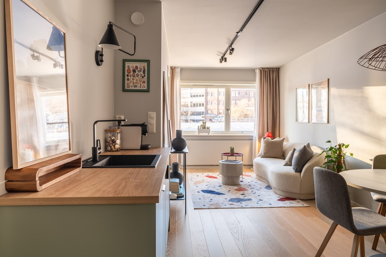 Kjøkkeninnredningen er moderne med slette fronter og benkeplate i heltre. Galleribilde