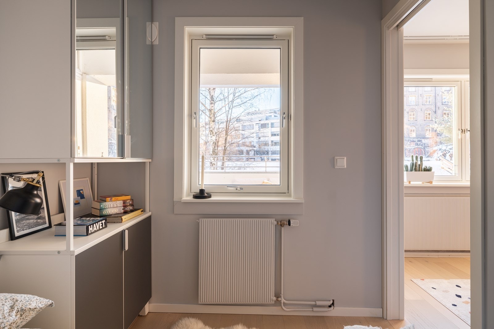 Godt naturlig lysinnslipp og gode luftemuligheter på soverommet. Galleribilde