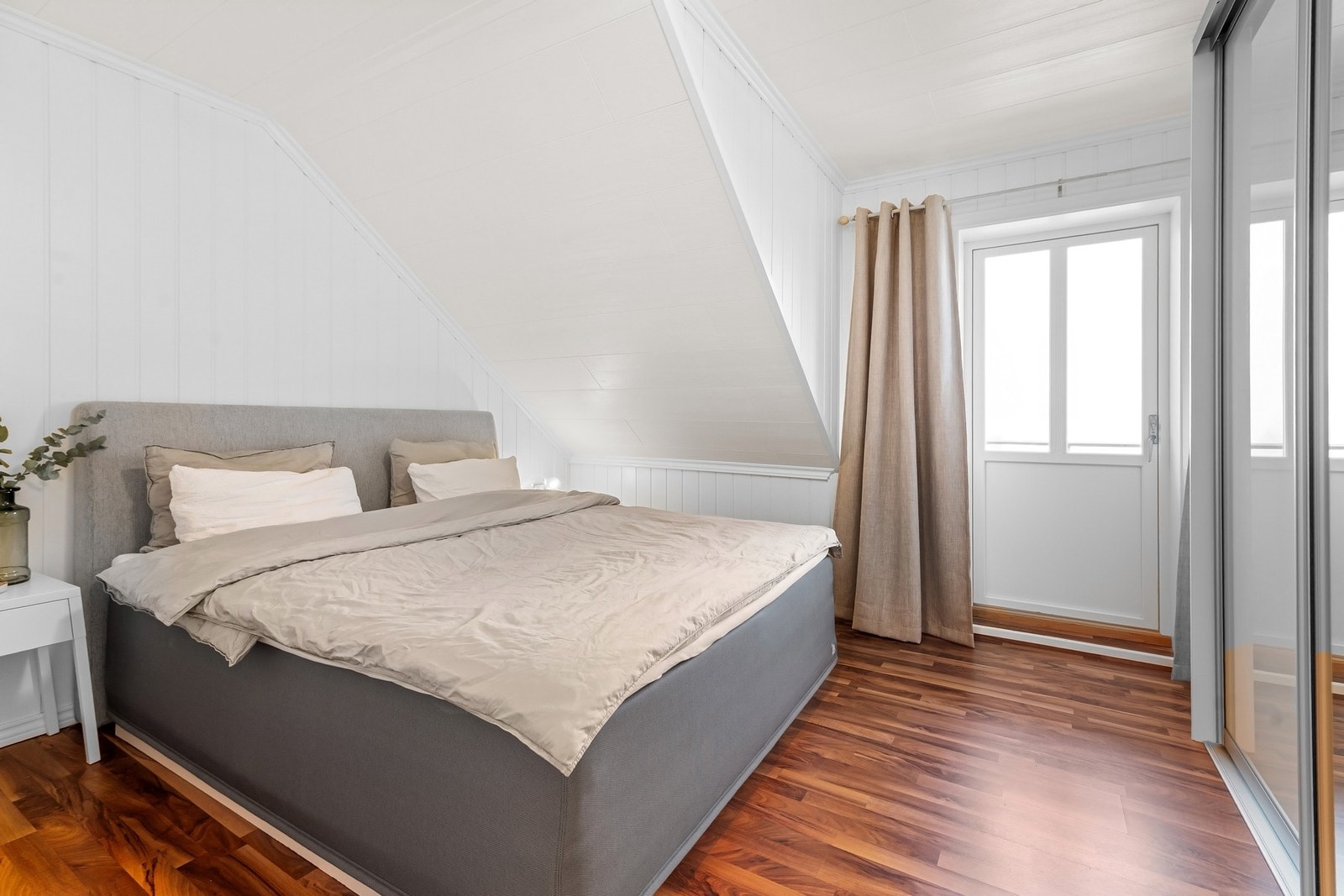 Hovedsoverom med garderobeskap og utgang til solrik balkong. Soverommmet har et areal ifølge mottatte tegninger på ca. 14 kvm. Galleribilde