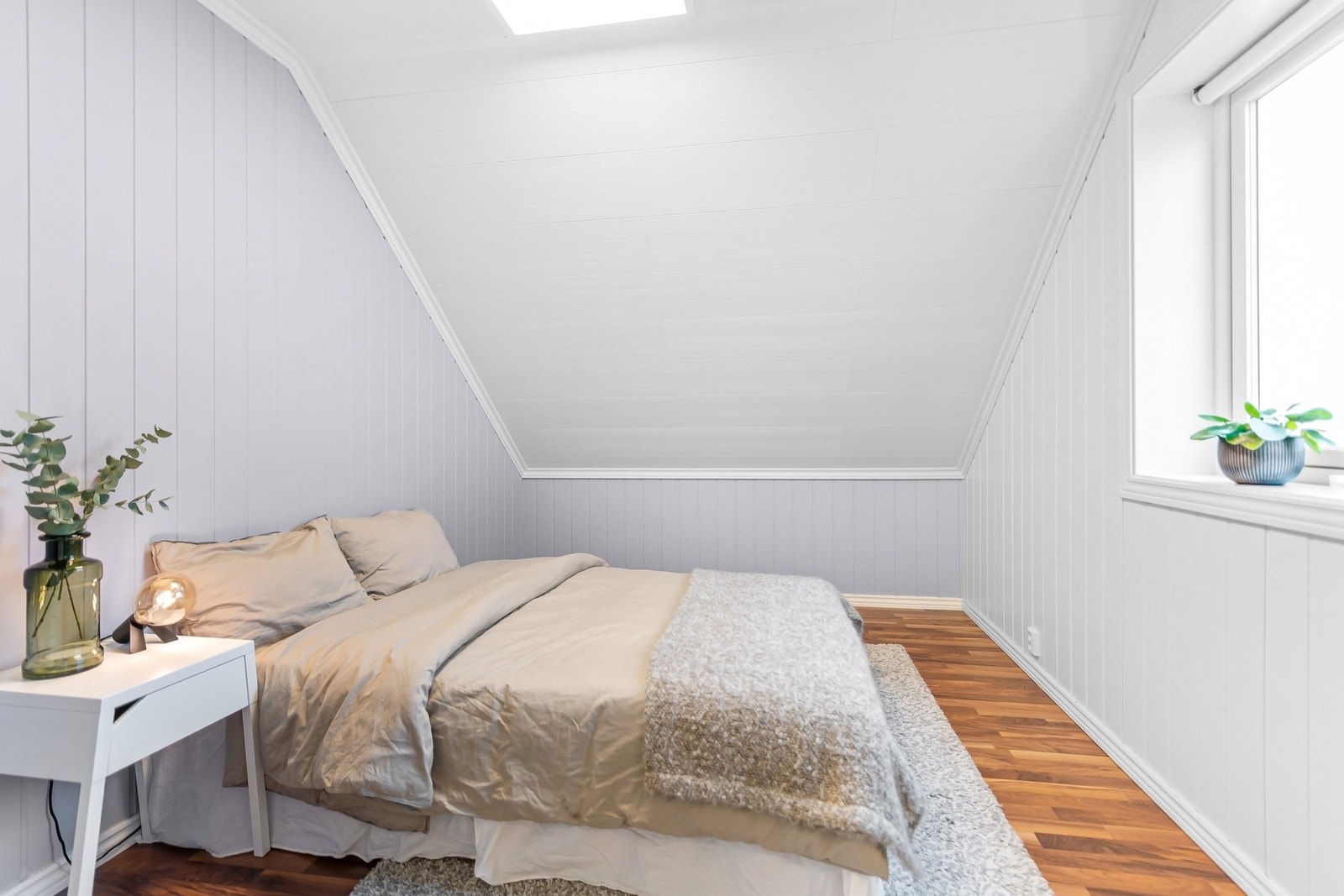 Soverom 2 i 2. etasje har et areal ifølge mottatte tegninger på ca. 10 kvm. Galleribilde