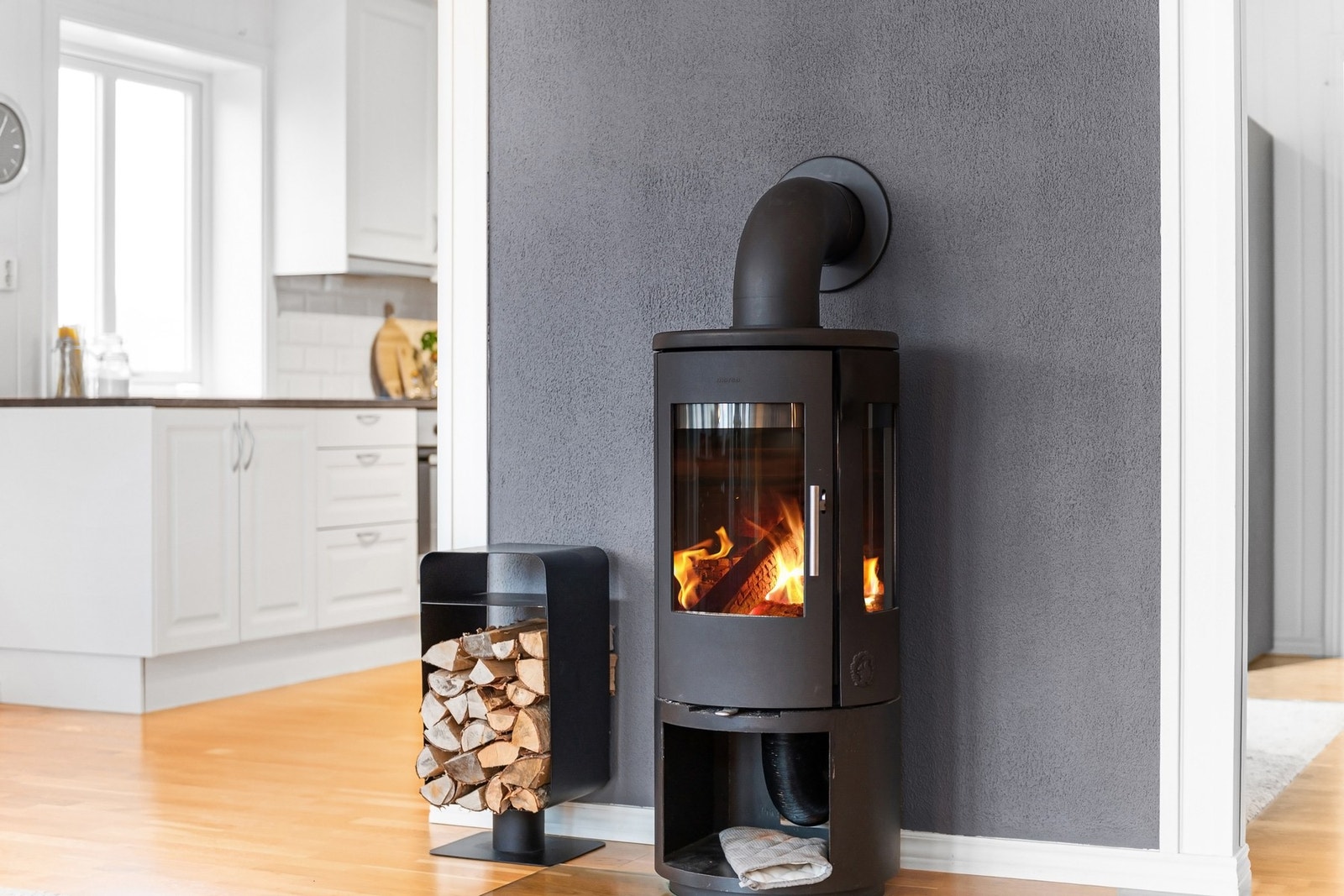 Peisovn i stuen som er både for kalde dager og kos Galleribilde