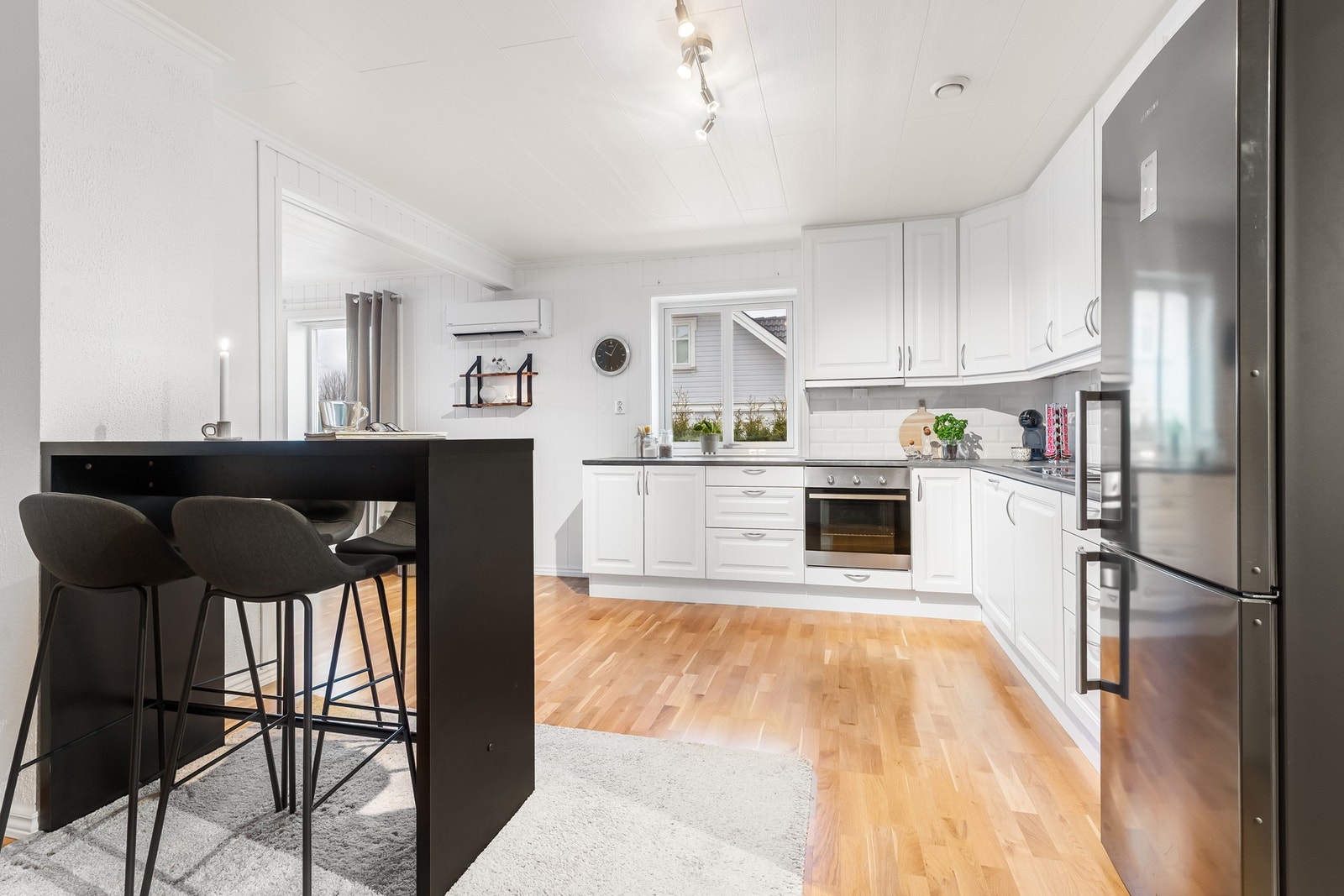 Plass til spisebort på kjøkken. Spiseøy med barstoler kan medfølge etter egen avtale med selger. Kjøkken har et areal ifølge mottatte tegninger på ca. 18 kvm. Galleribilde