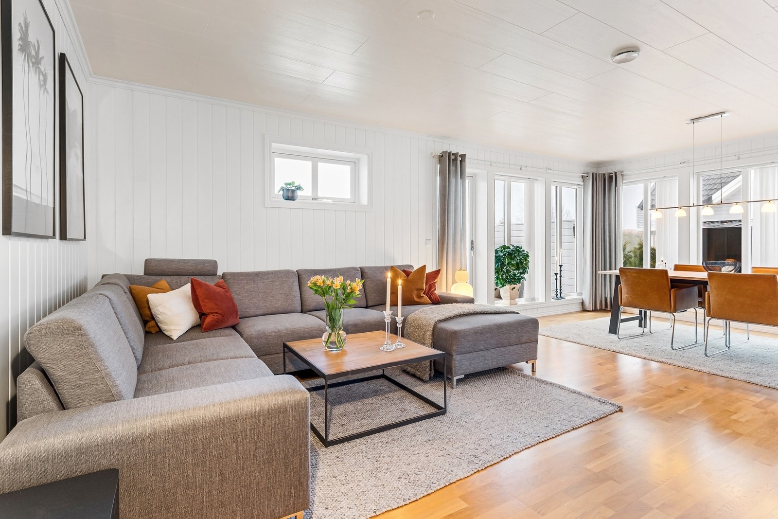 Stuen er romslig med god plass til både sofa og spisestue. Utgang til solrik uteplass og hage fra stuen. Stue har et areal ifølge mottatte tegninger på ca. 32 kvm. Galleribilde