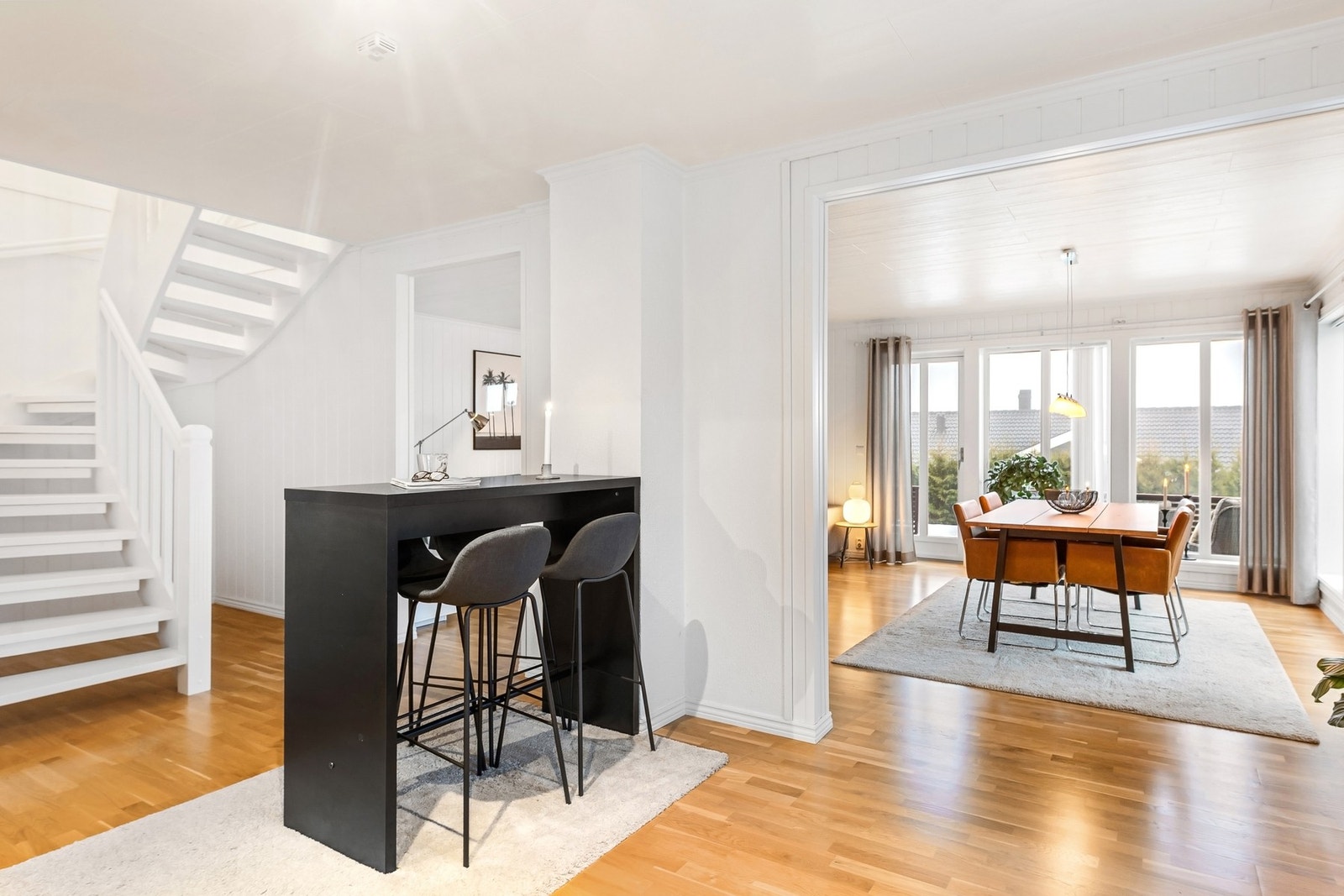 Det åpen løsning mellom kjøkken og stue, noe som gir godt med naturlig lys og en luftig sosial planløsning Galleribilde