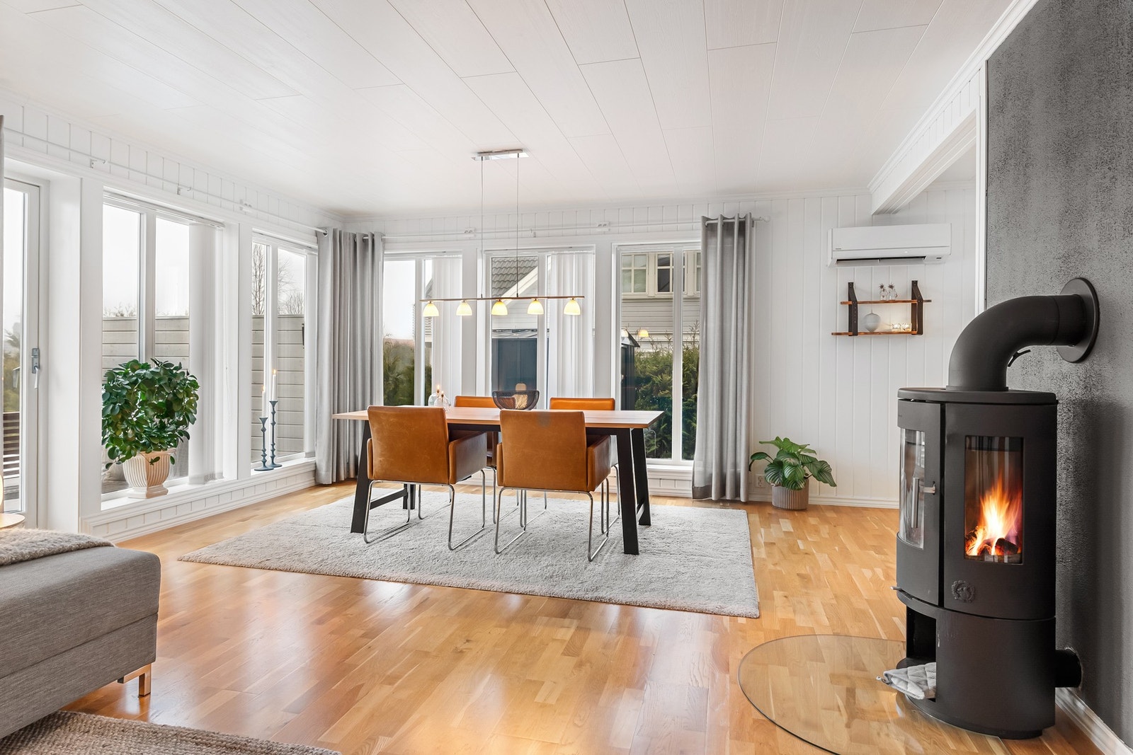 Stuen og spisestuen har store vinduer som gir godt med naturlig lys. I stuen er det både peisovn og varmepumpe (luft til luft). Stue har et areal ifølge mottatte tegninger på ca. 32 kvm. Galleribilde