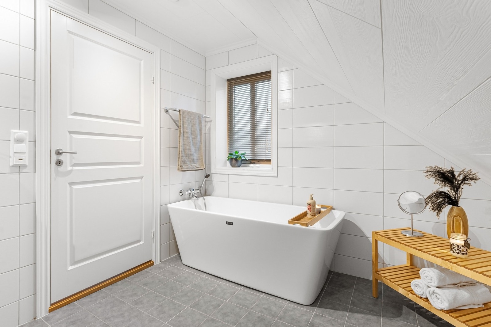 Bad/WC 2. etasje har et areal ifølge mottatte tegninger på ca. 8 kvm. Galleribilde