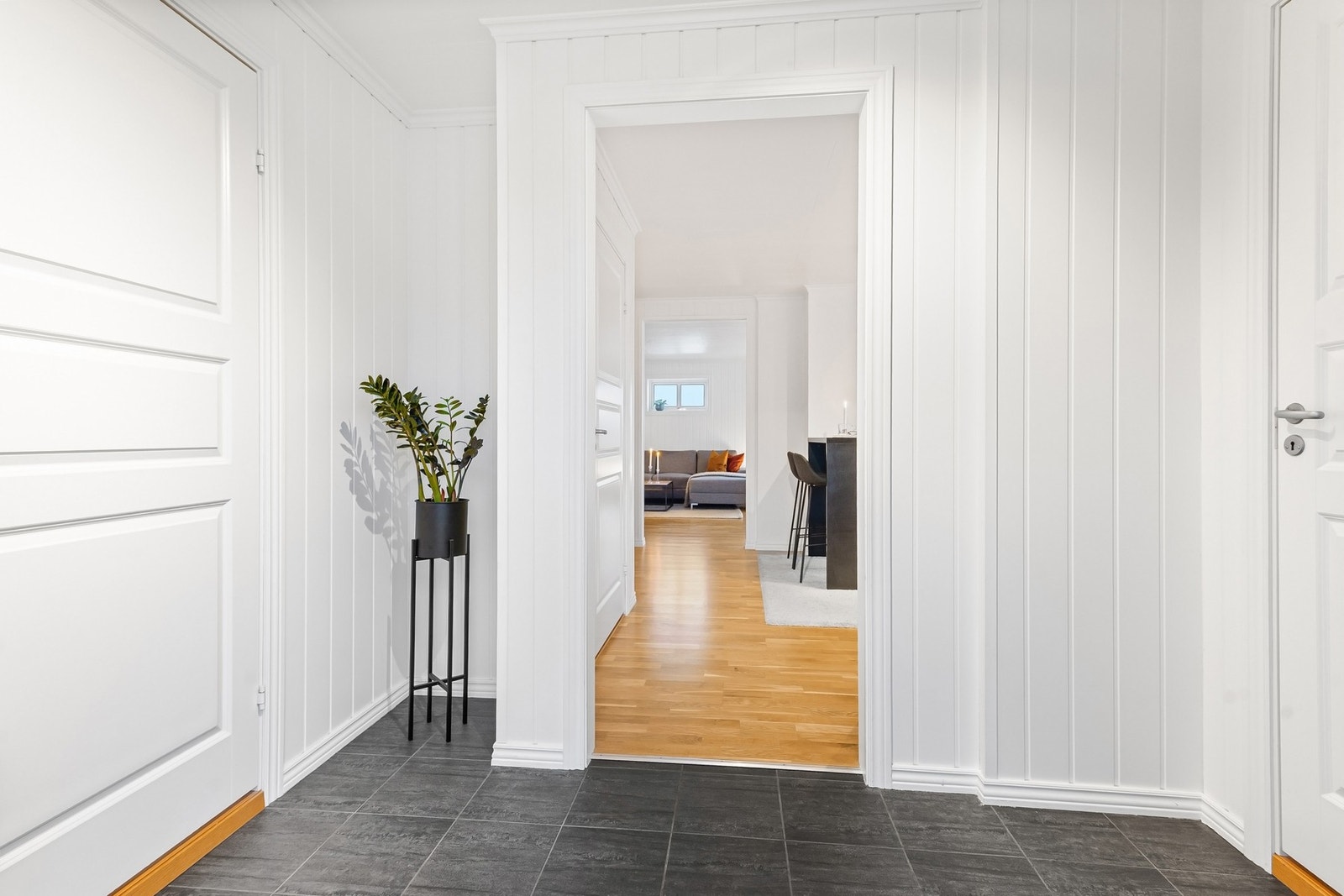 Inngang til vaskerom på ene siden og bad på andre siden fra entré, deretter videre inn i kjøkken og stue. Entré har et areal ifølge mottatte tegninger på ca. 3,4 kvm. Galleribilde