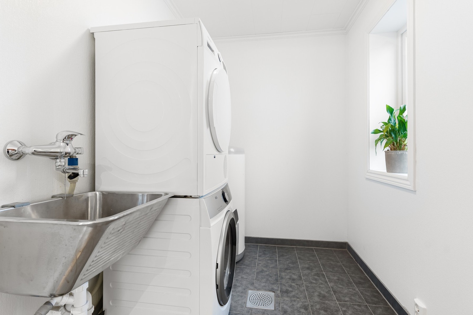 Praktisk vaskerom i 1 etasjen. Vaskerom har et areal ifølge mottatte tegninger på ca. 4,3 kvm. Galleribilde