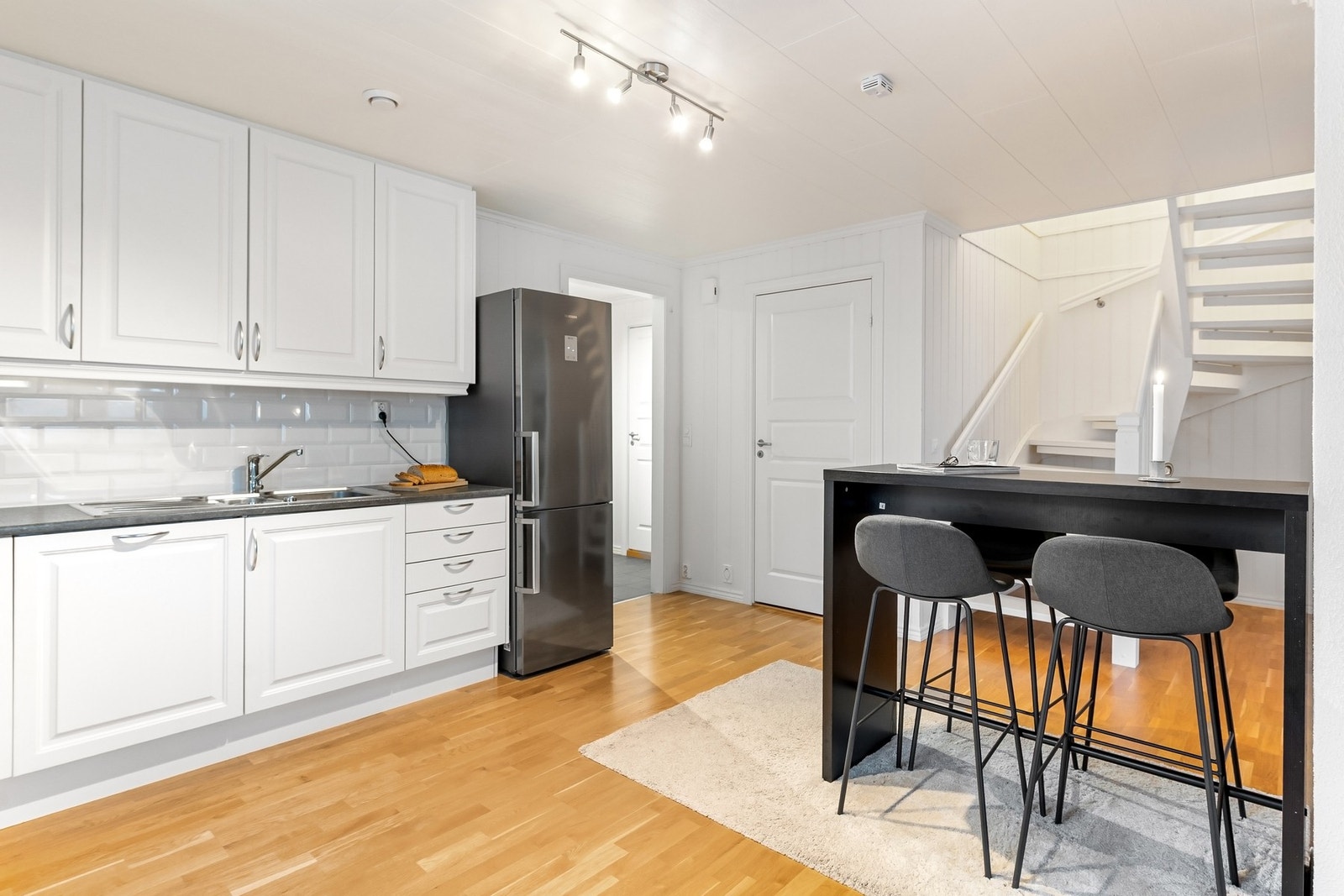 Kjøleskap kan medfølge etter egen avtale med selger. Kjøkken har et areal ifølge mottatte tegninger på ca. 18 kvm. Galleribilde