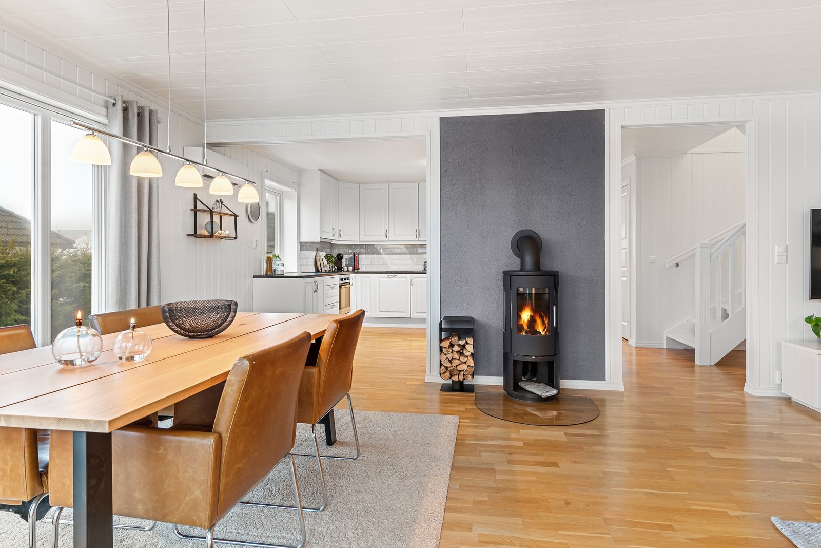 Fin planløsning som gir en god flyt mellom stue og kjøkken, noe som skaper en sosial møteplass. Stue har et areal ifølge mottatte tegninger på ca. 32 kvm. Galleribilde