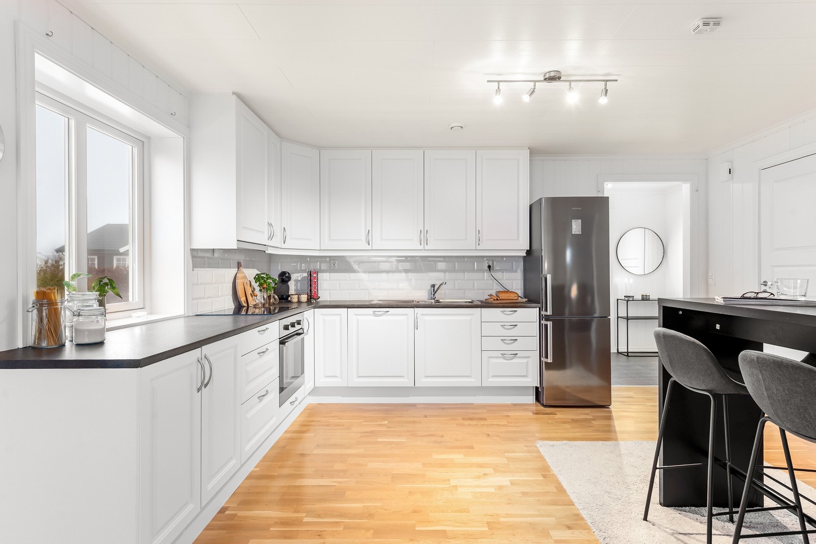 Lyst og trivelig kjøkken med god benk og skapplass - Integrerte hvitevarer medfølger. Kjøkken har et areal ifølge mottatte tegninger på ca. 18 kvm. Galleribilde