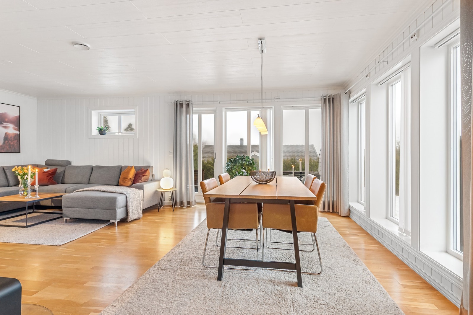 Stuen og spisestuen har store vinduer som gir godt med naturlig lys. Spisestue og sofa kan medfølge etter egen avtale med selger. Stue har et areal ifølge mottatte tegninger på ca. 32 kvm. Galleribilde