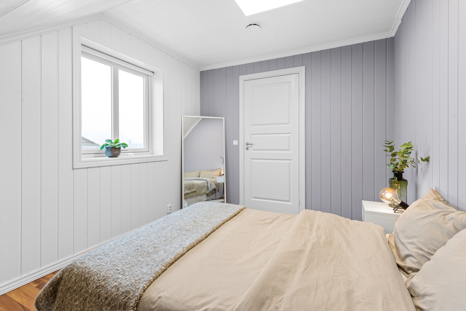 Soverom 2 i 2. etasje har et areal ifølge mottatte tegninger på ca. 10 kvm. Galleribilde