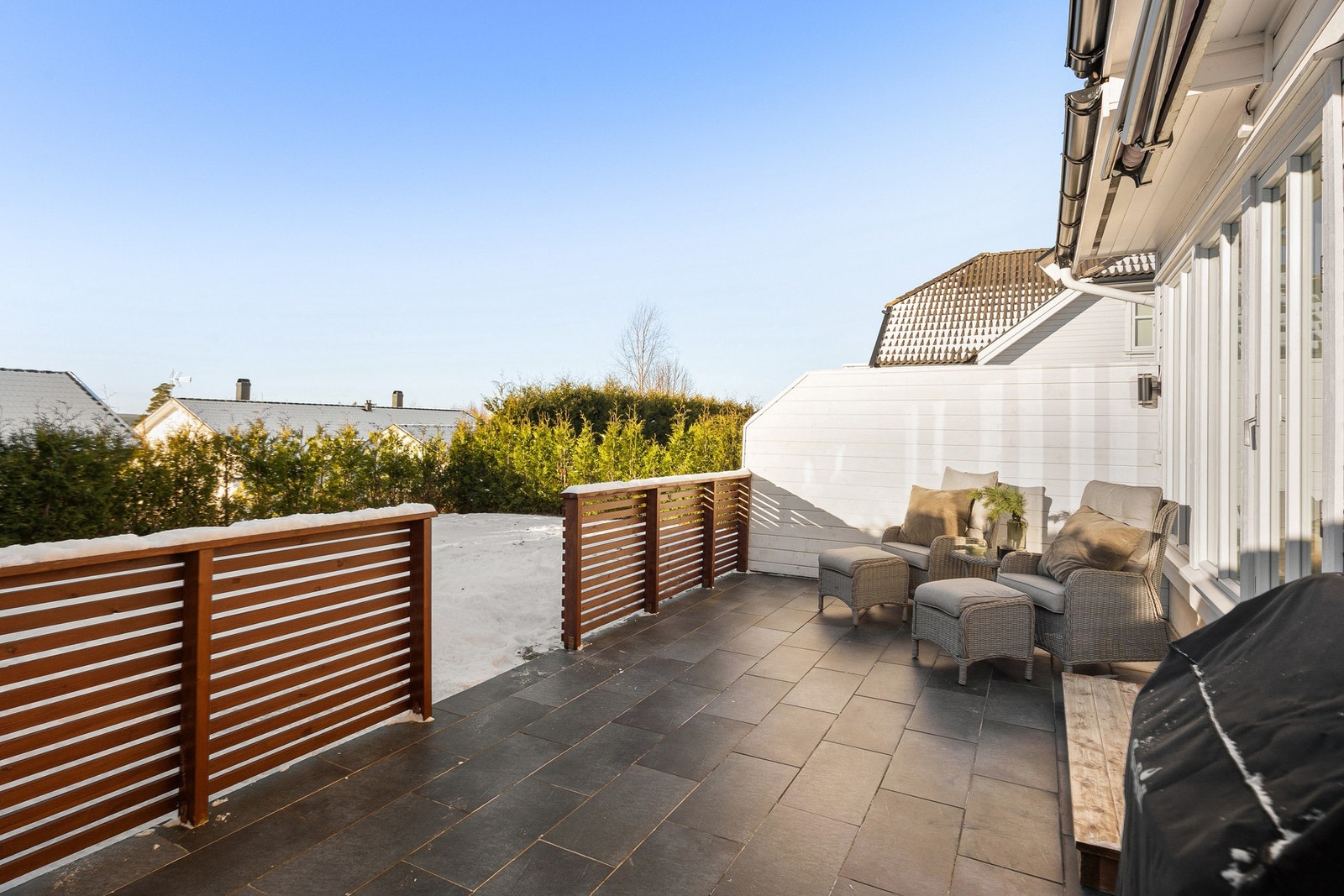 Solrik og usjenert uteplass og hage Galleribilde