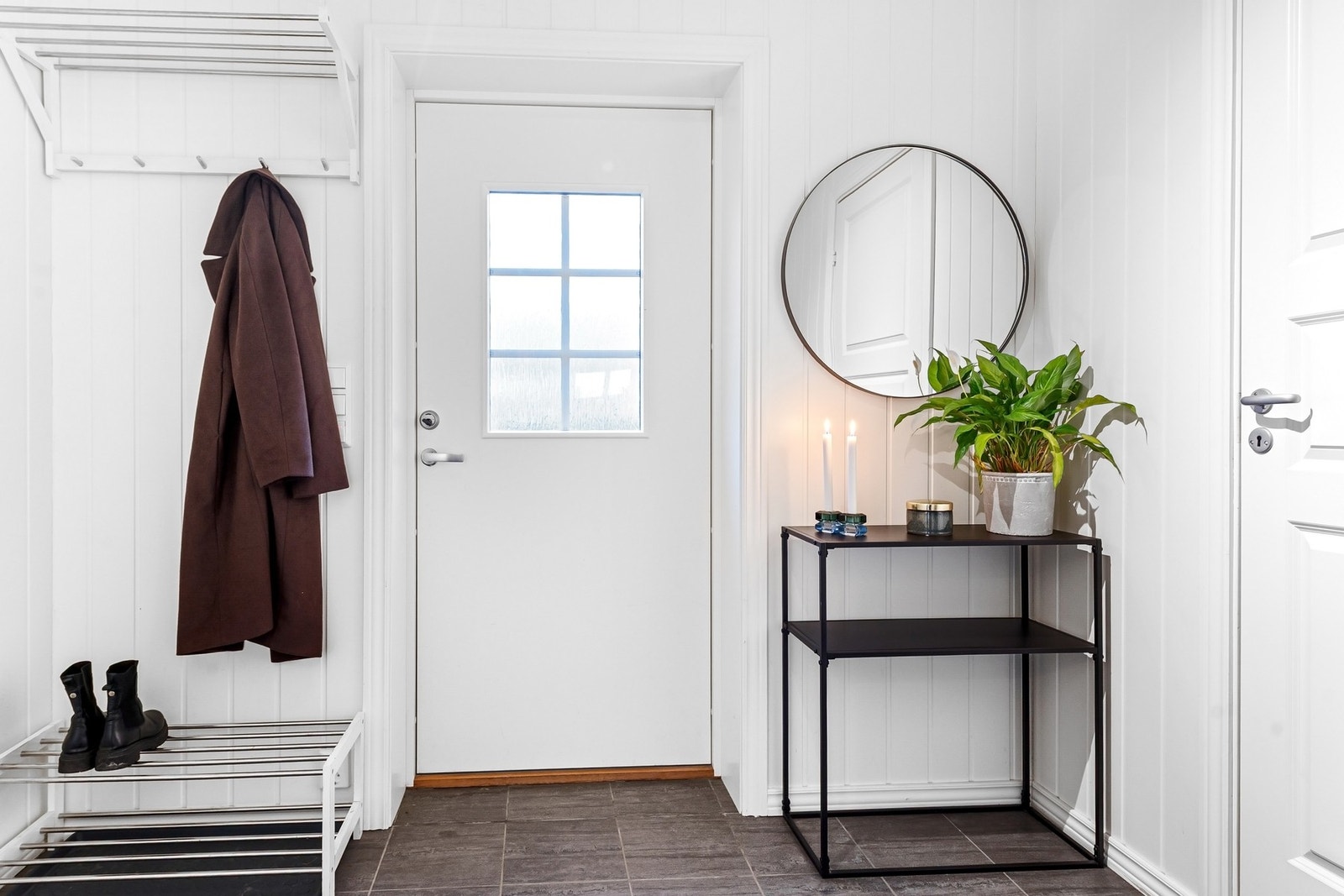 Praktisk enté med plass til yttertøy og sko. Entré har et areal ifølge mottatte tegninger på ca. 3,4 kvm. Galleribilde