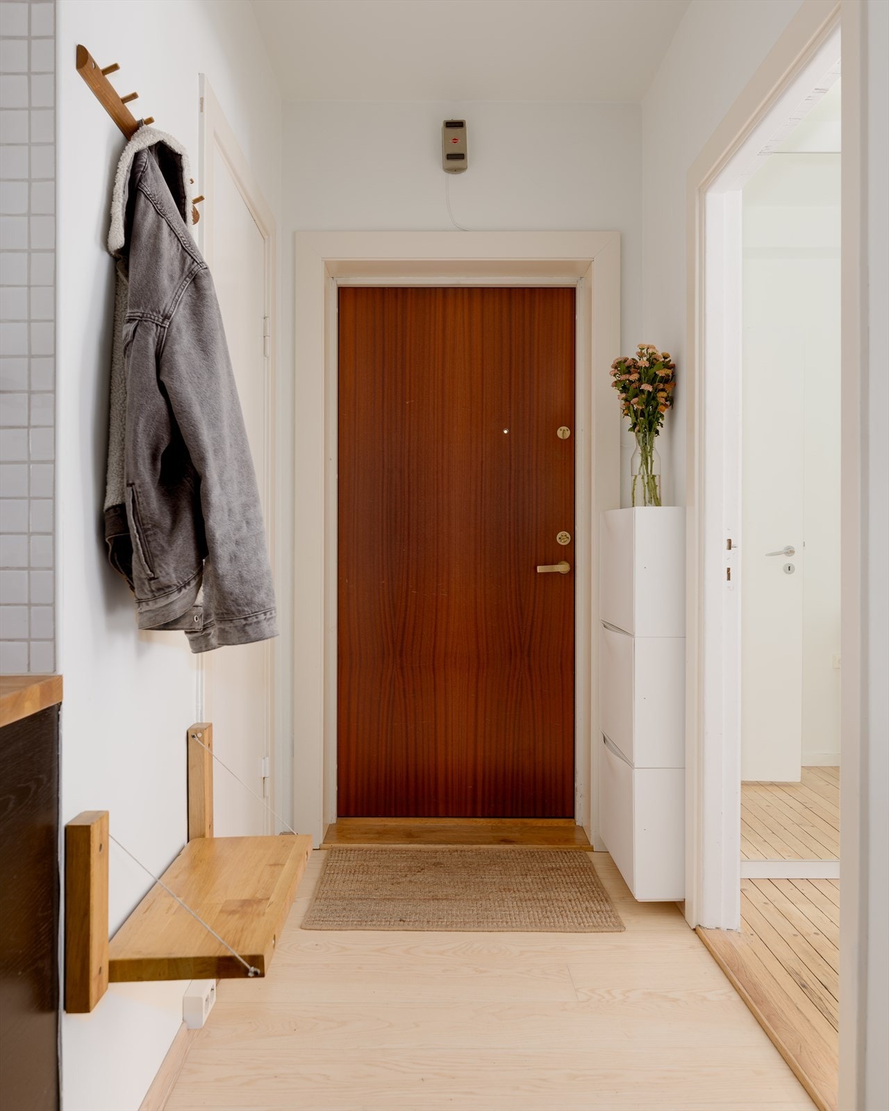 Velkommen inn! Leilighetens entré er lys og innbydende og gir et godt førsteinntrykk av boligen. Galleribilde