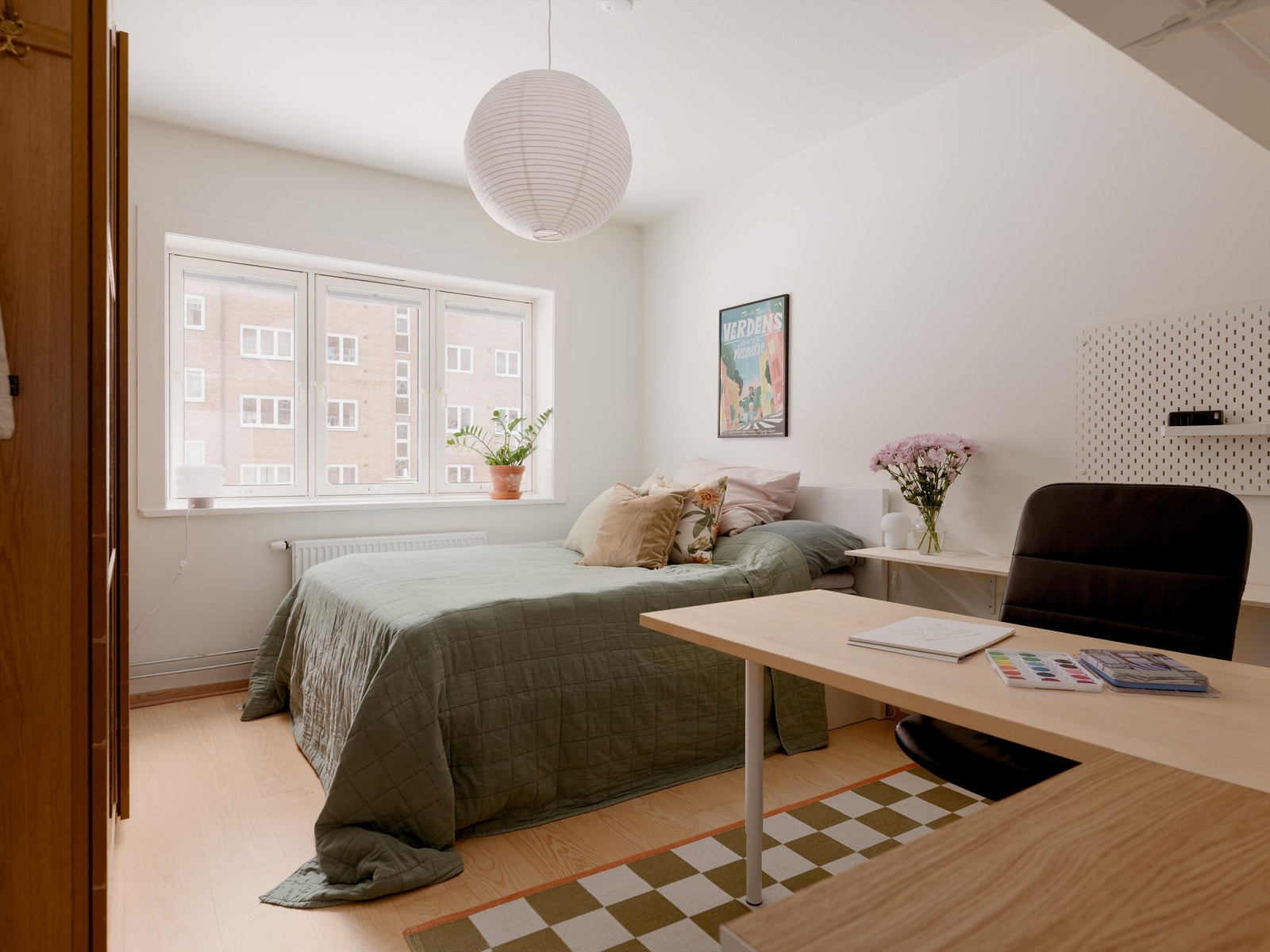 Hovedsoverommet er romslig og kan enkelt innredes med både dobbeltseng og tilhørende nattbord. Galleribilde