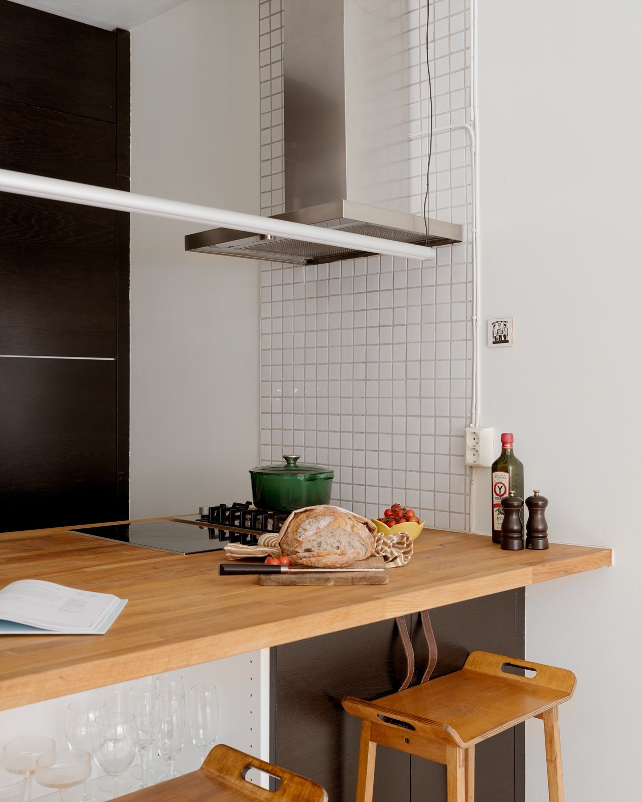 Med den smarte bar-løsningen på kjøkkenøya kan sultne gjester serveres smaksprøver rett fra gryta. Galleribilde