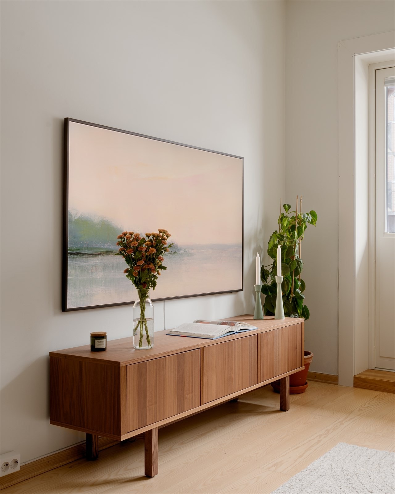 Leiligheten holder en god standard med delikate nyanser som harmoniserer godt med hverandre. Galleribilde