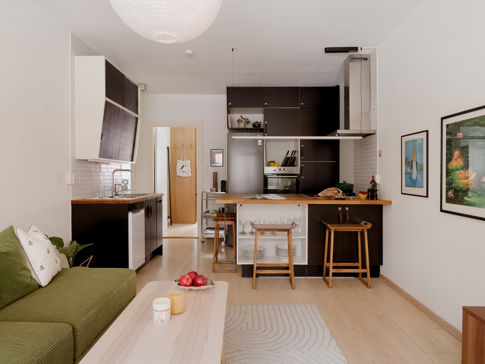 Kjøkkenet er åpent og sosialt slik at du har god kommunikasjon med gjestene mens middagen lages. Her skapes et naturlig samlingspunkt i boligen. Galleribilde