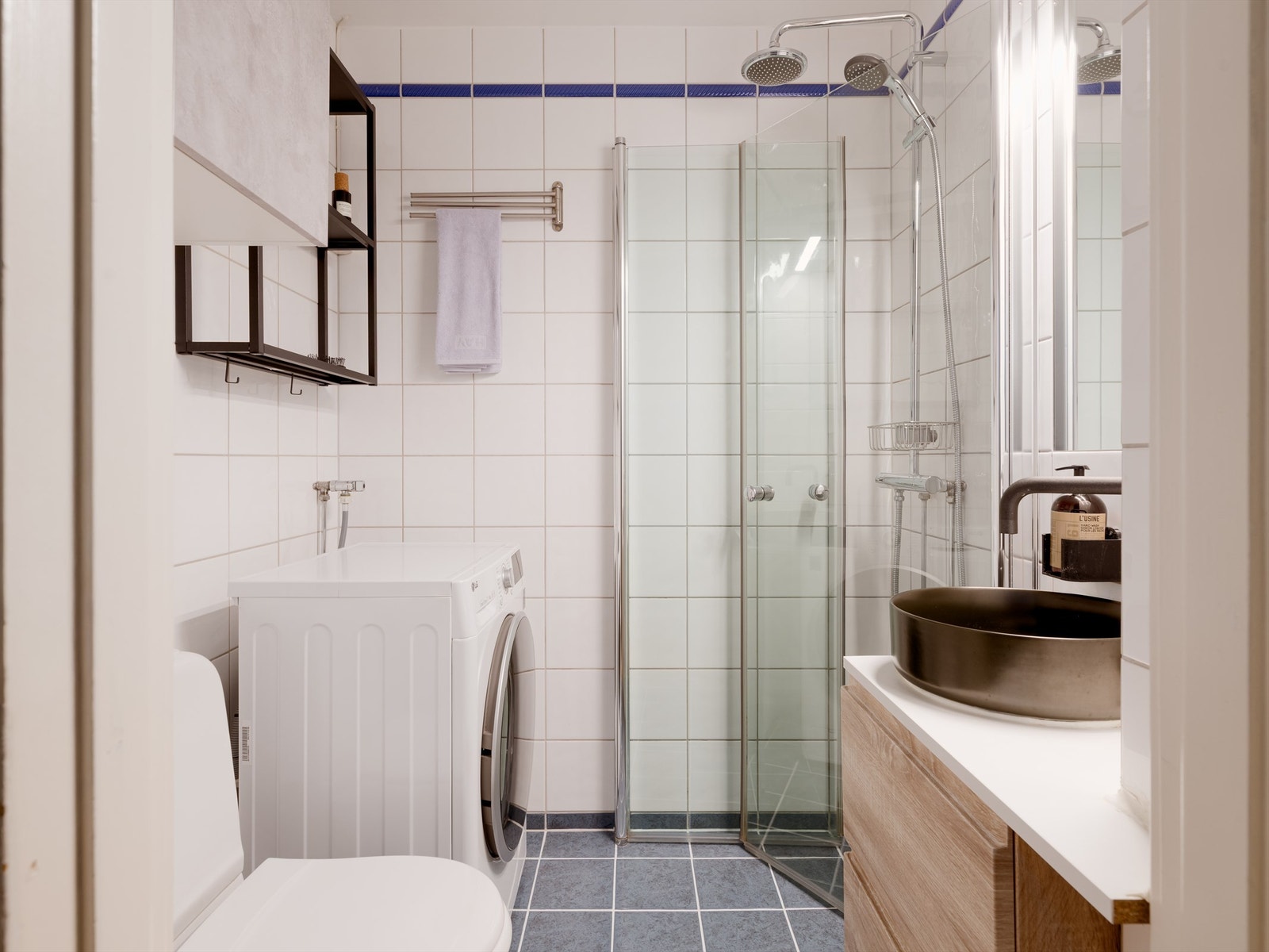 Lyst og pent flislagt bad med varme i gulvet som sørger for god komfort og en behagelig start på dagen. Baderomsinnredningen består av vegghengt servantinnredning med overpåliggende servant. Galleribilde