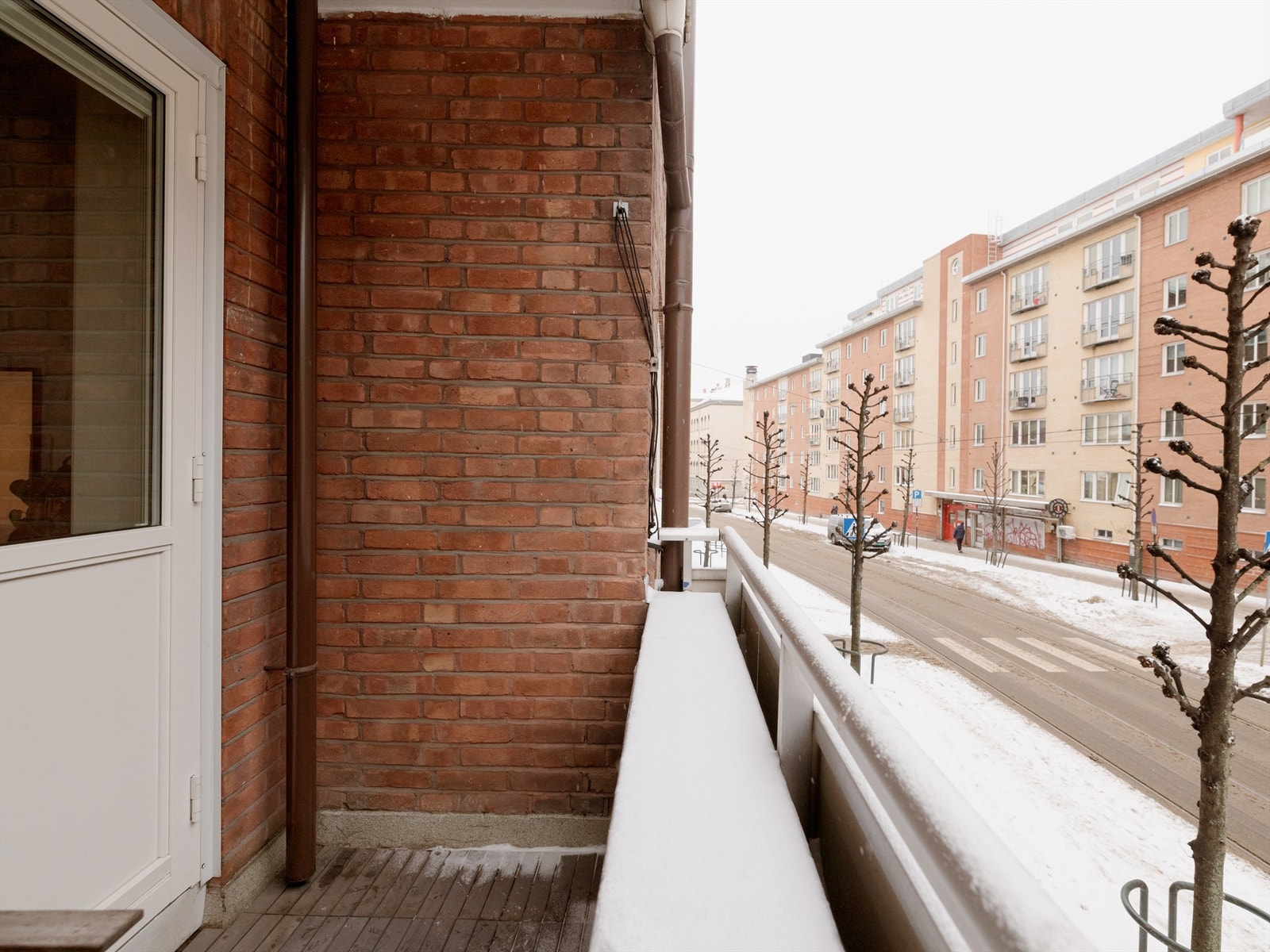 På sommerstid oppleves balkongen som en naturlig forlengelse av stuen. Galleribilde