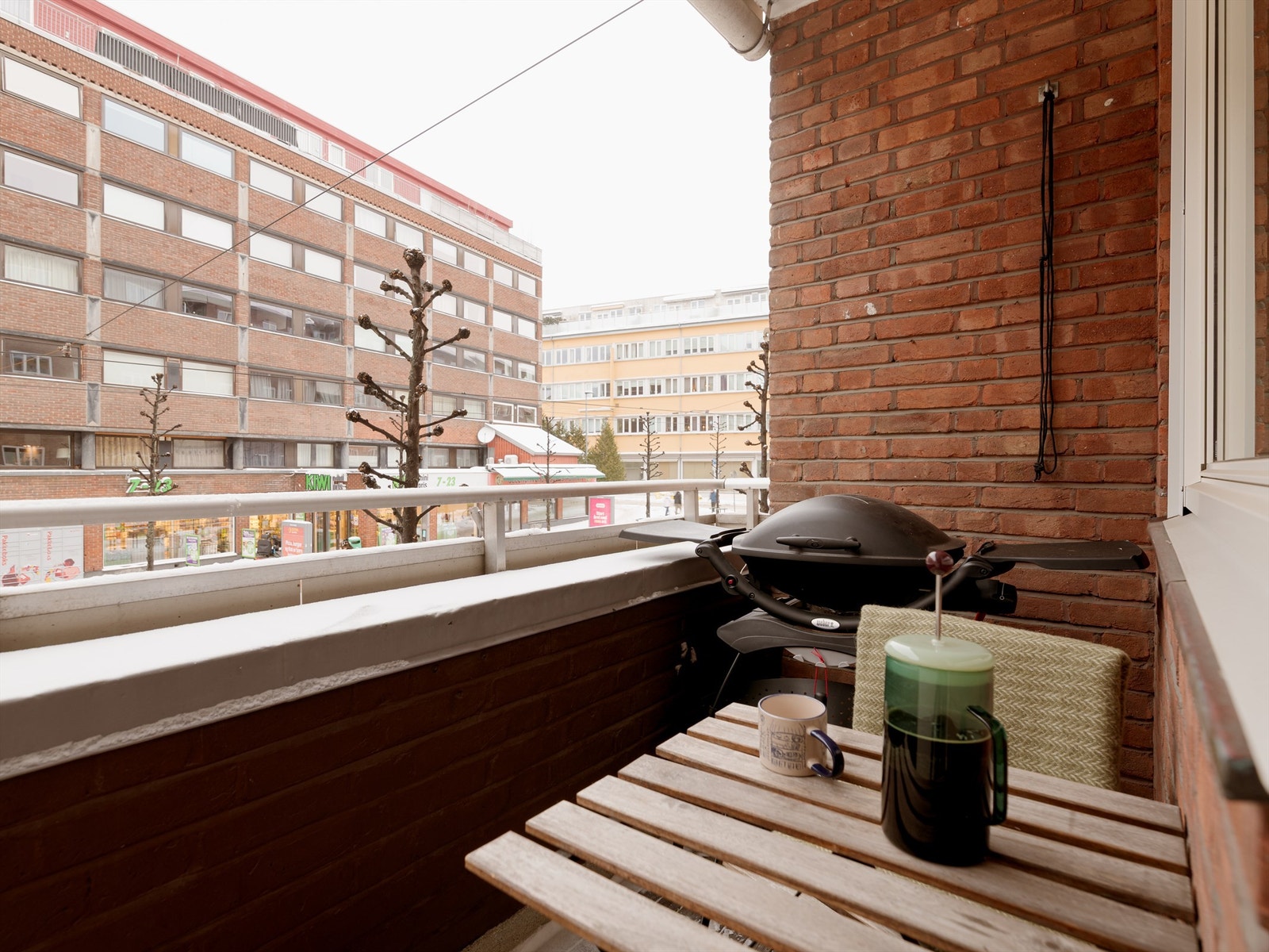 Balkongen er overbygget, noe som gir god bruksverdi store deler av året. Hvem savner ikke grillmat i Januar? Galleribilde