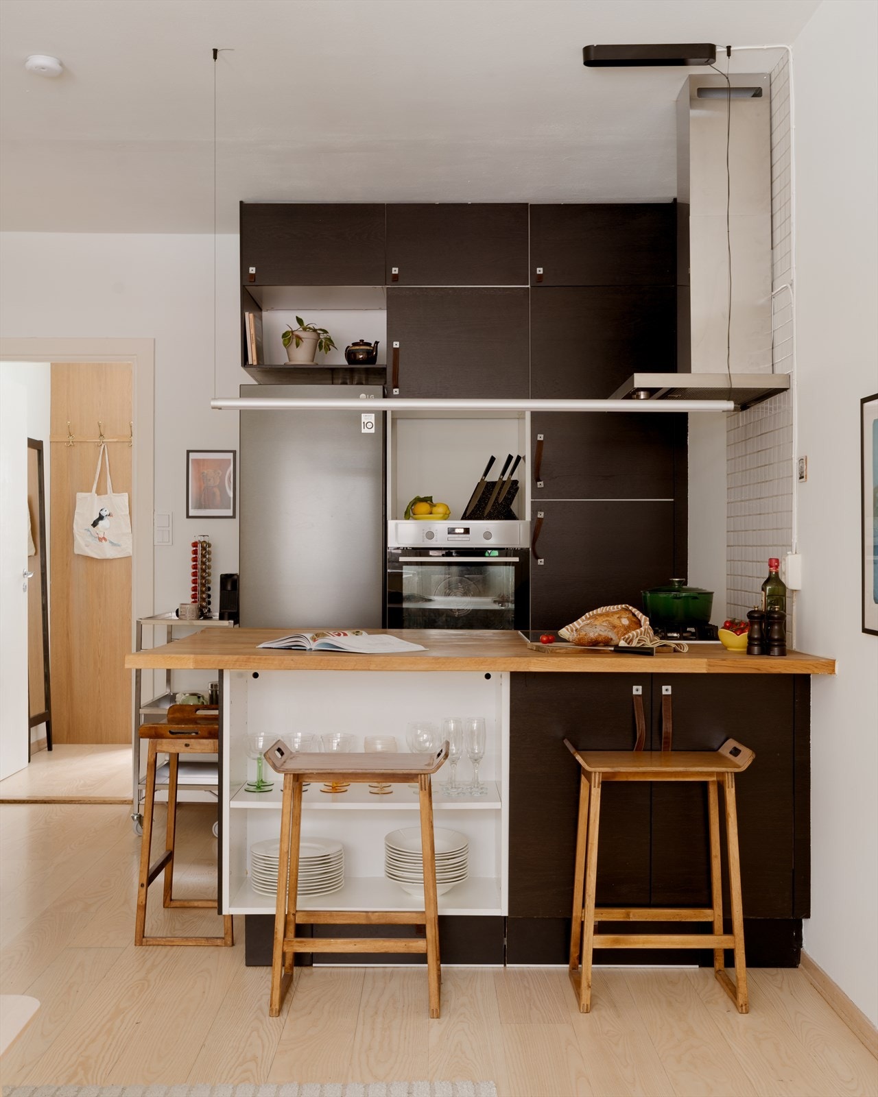 Den praktiske kjøkkenøyen gir ekstra benk- og oppbevaringsplass, men skaper også et fint skille mot stuen. Galleribilde