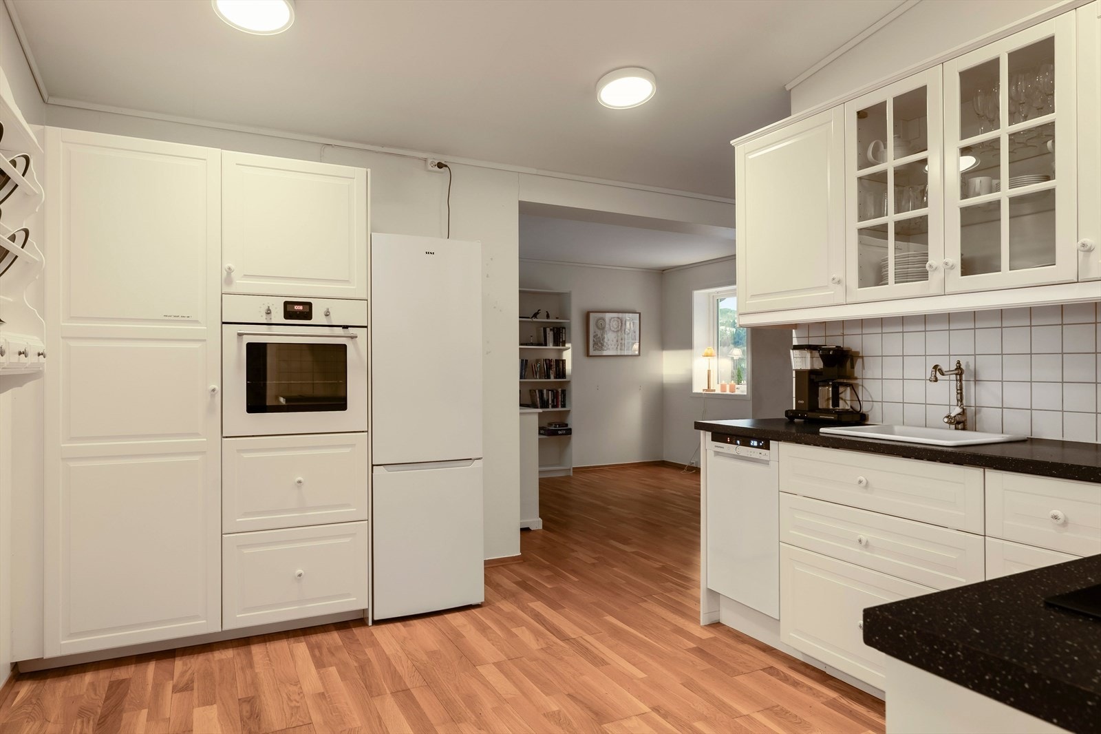 Stilrent kjøkken som har fått tilstandsgrad 1 av takstmann. Alle hvitevarer medfølger handelen. Galleribilde