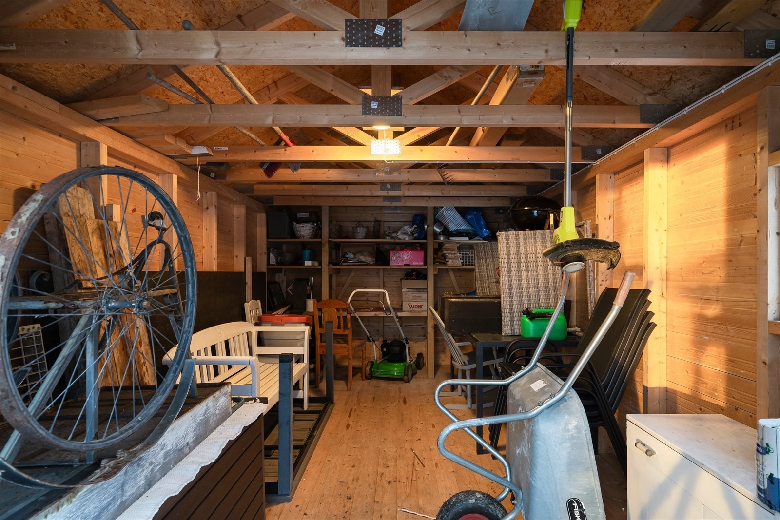 Frittstående bod med god lagringsplass. Galleribilde