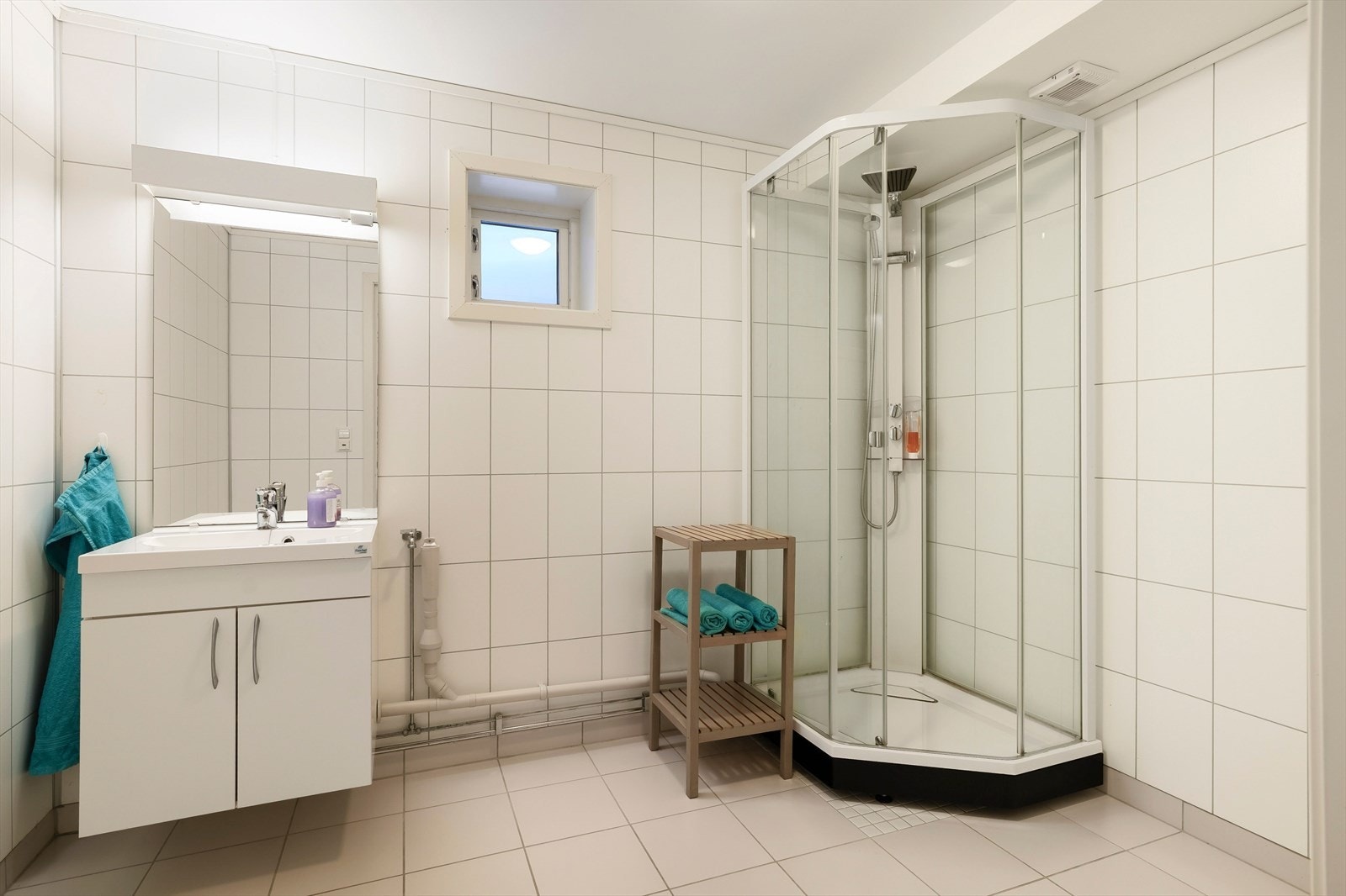 Badet har mekanisk avtrekksvifte og har ingen indikasjoner på fukt. Galleribilde