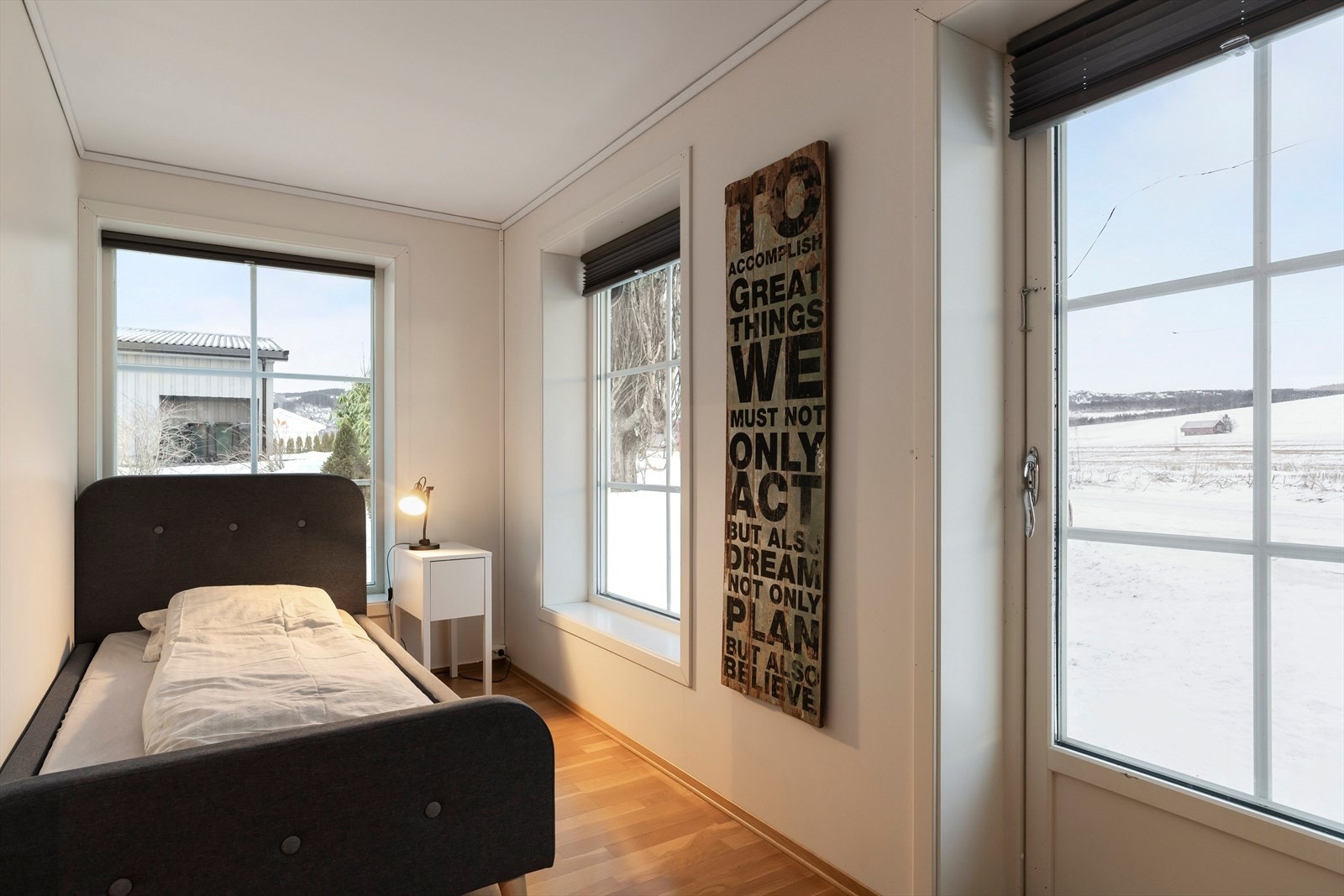 Det andre soverommet er på 7,5 kvm. og har dør ut. Galleribilde