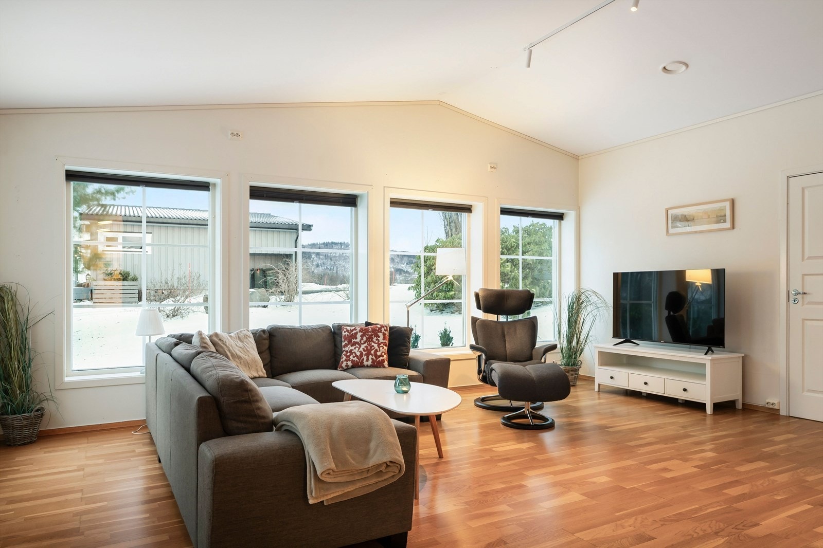 Energieffektiv enebolig med byggeår 2008. Dette var tidligere en restaurant/kafé og ble omgjort til bolig i 2012. Galleribilde