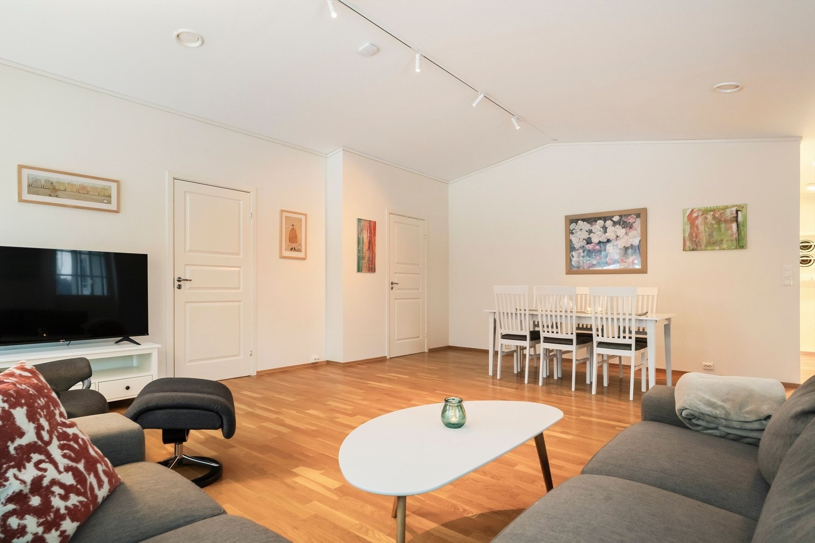 Fra stuen har du tilgang til et av soverommene samt badet. Galleribilde