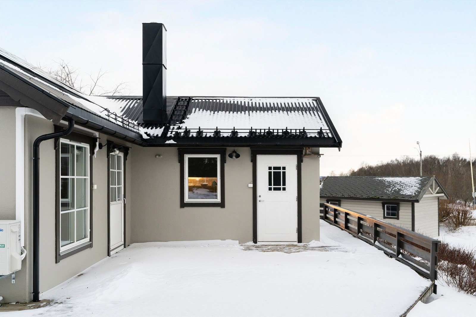 Utvendig har du også et separat toalett. Galleribilde