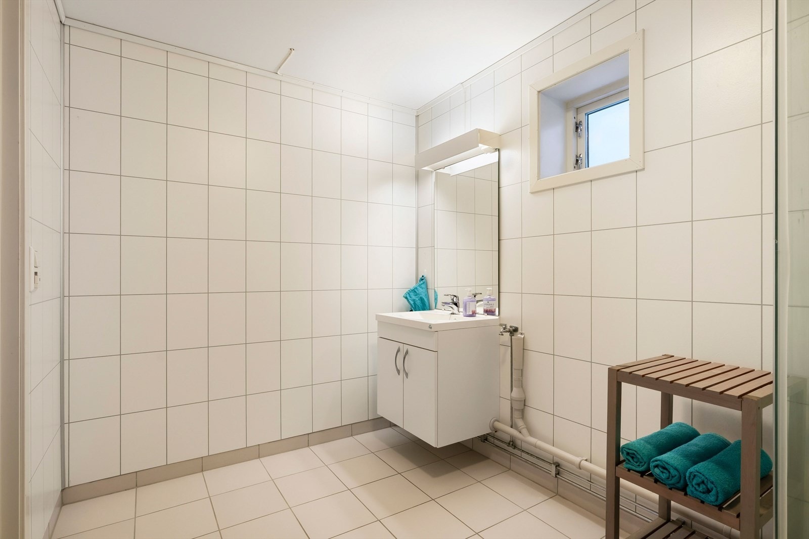 Bad på 6 kvm. med opplegg for vaskemaskin. Badet ble oppgradert i 2012. Flis på gulv og baderomsplater på vegger. Galleribilde