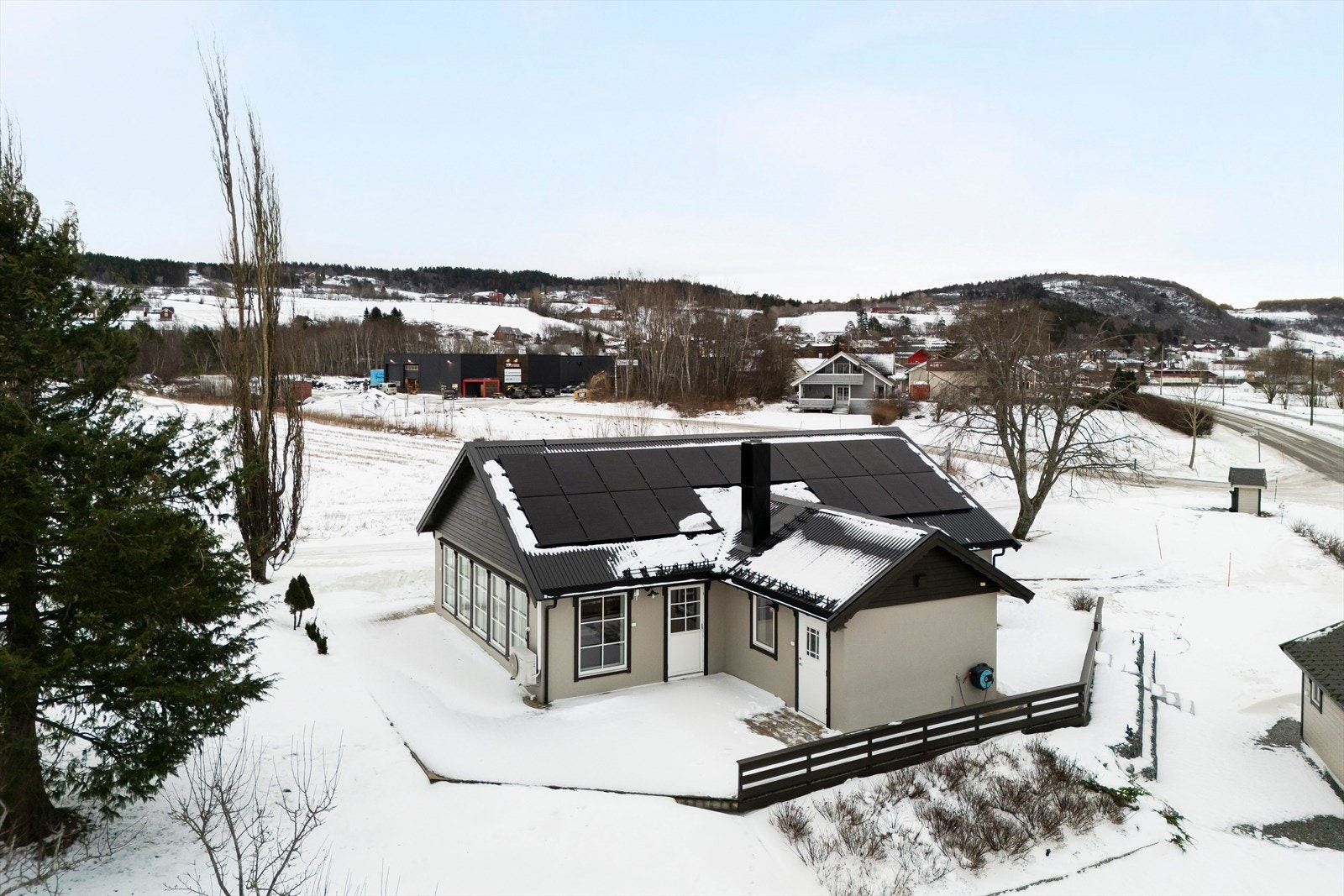 Oversiktsbilde av eiendommen i rolige, sentrale og naturskjønne omgivelser. Galleribilde