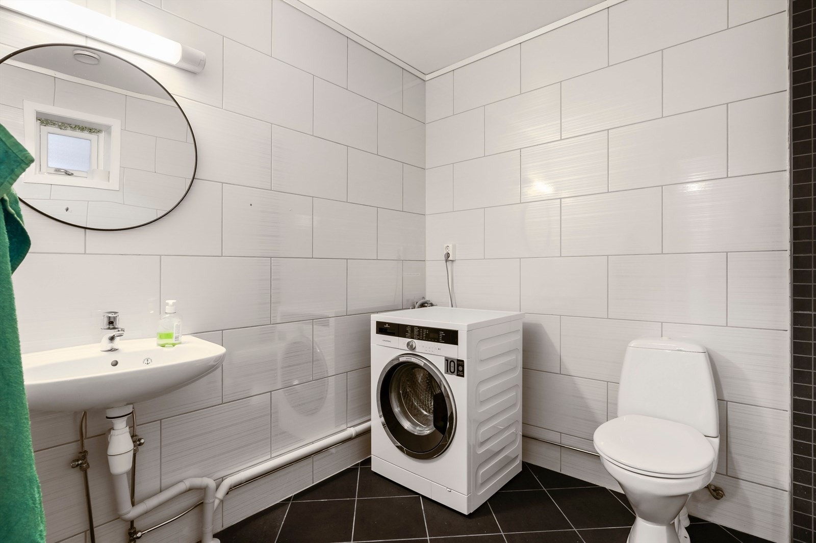 WC ved entré med opplegg for vaskemaskin. Galleribilde